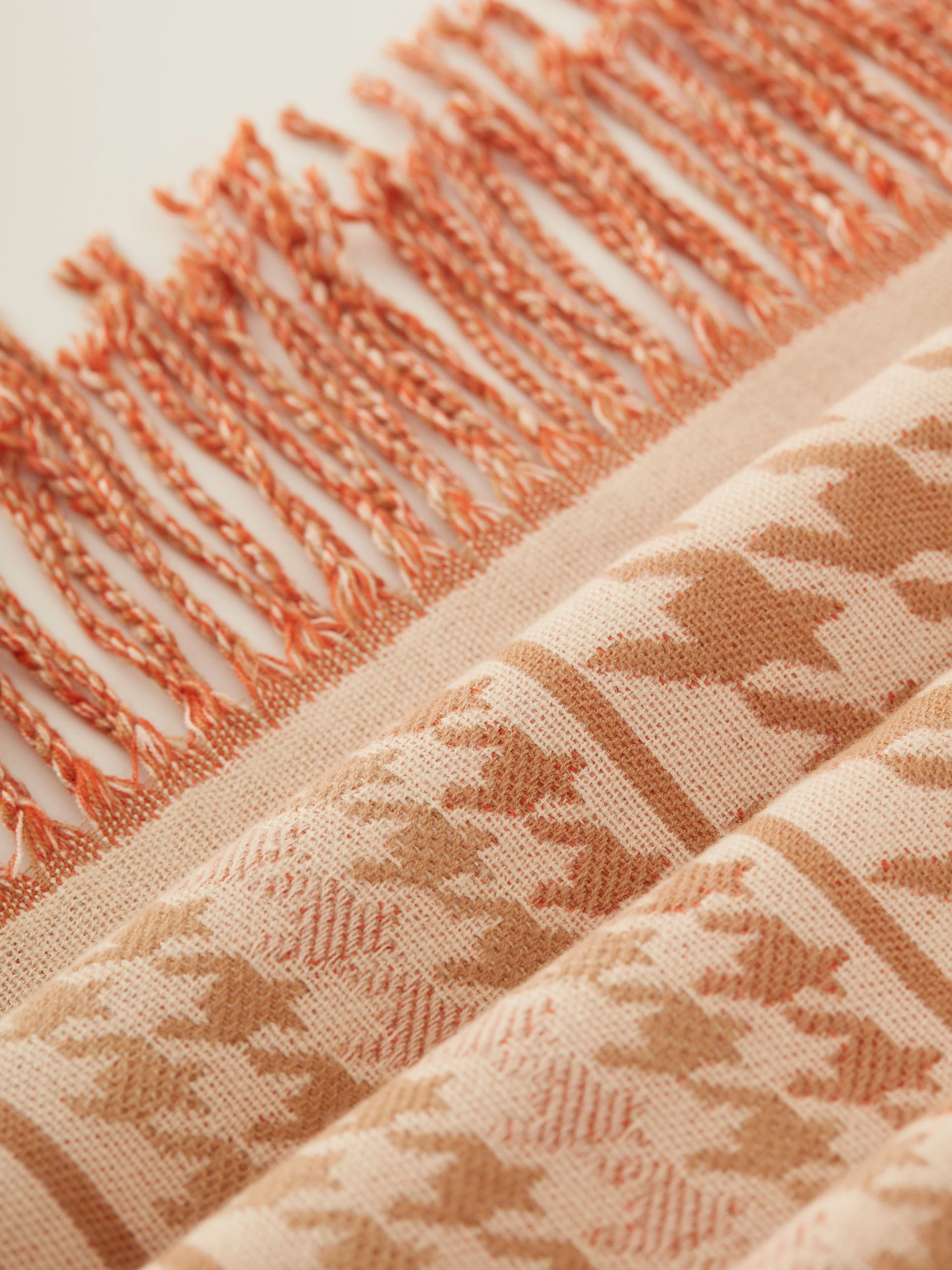Pepeta scarf with tassels