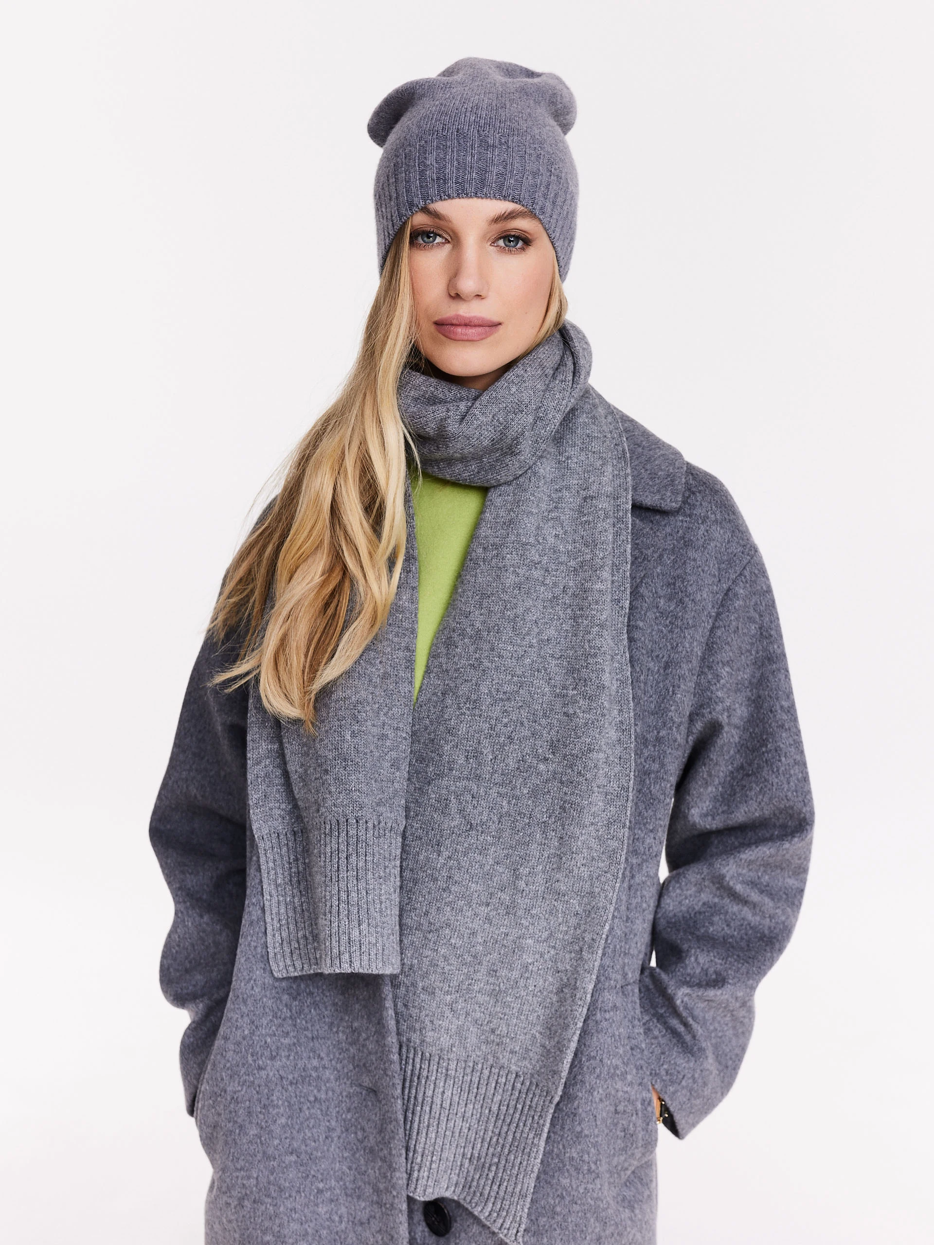Elegant gray shawl with cashmere