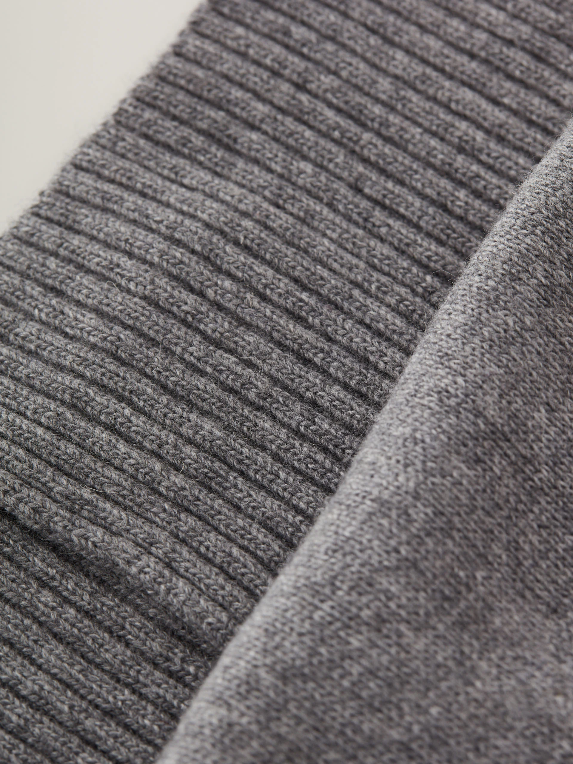 Elegant gray shawl with cashmere