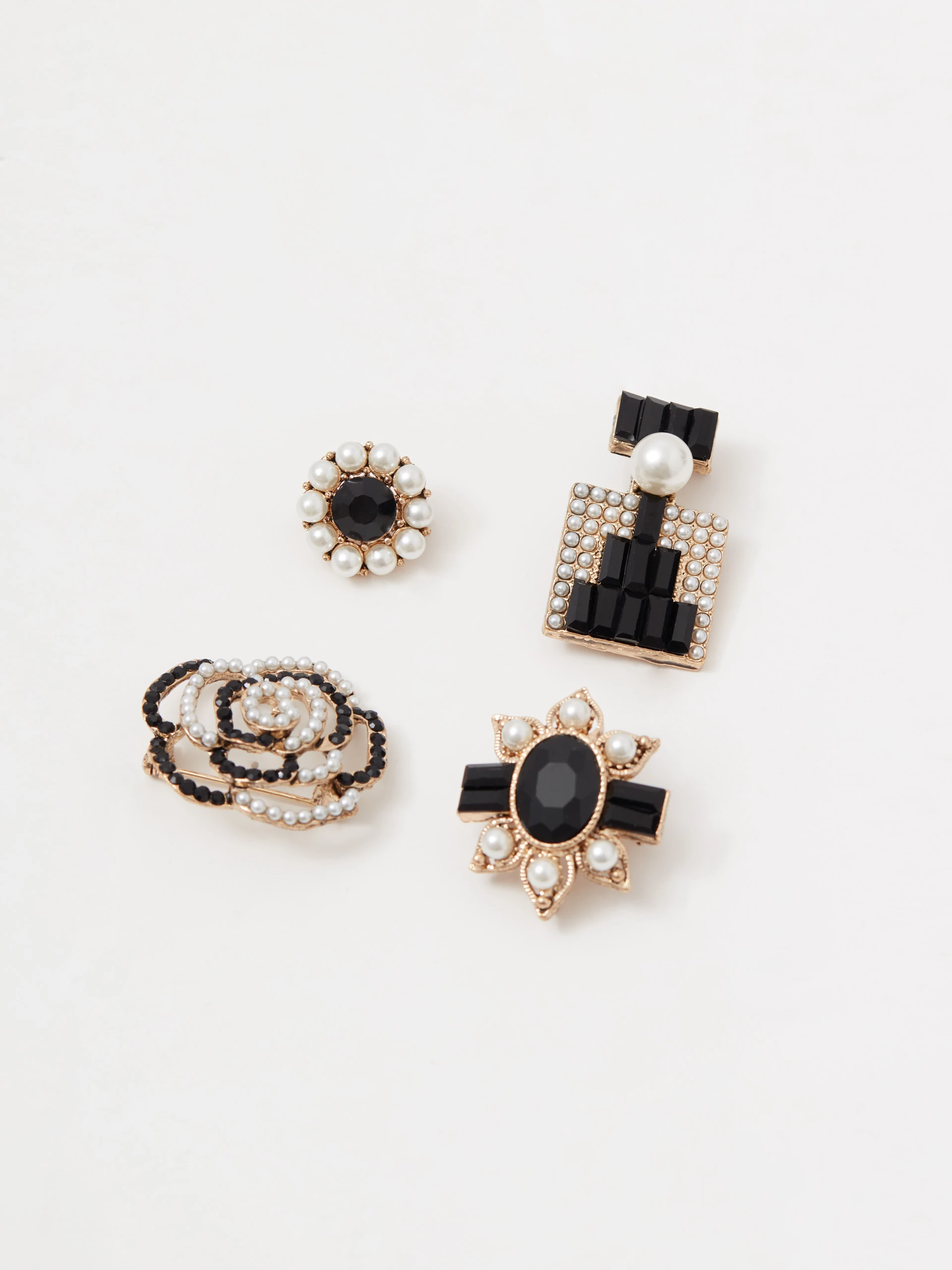 Set of brooches with pearl beads