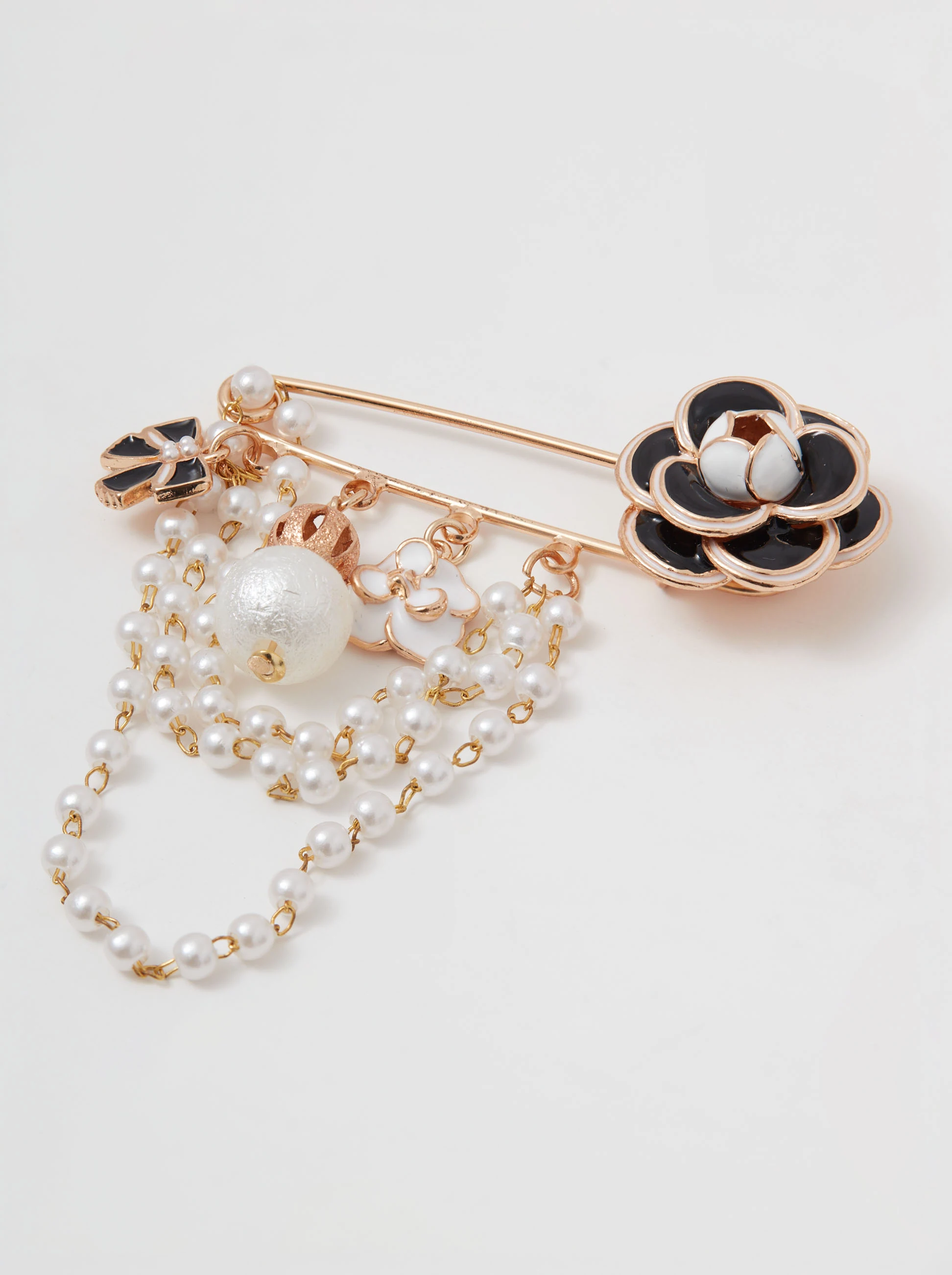 Brooch with a flower motif and decorative pendants