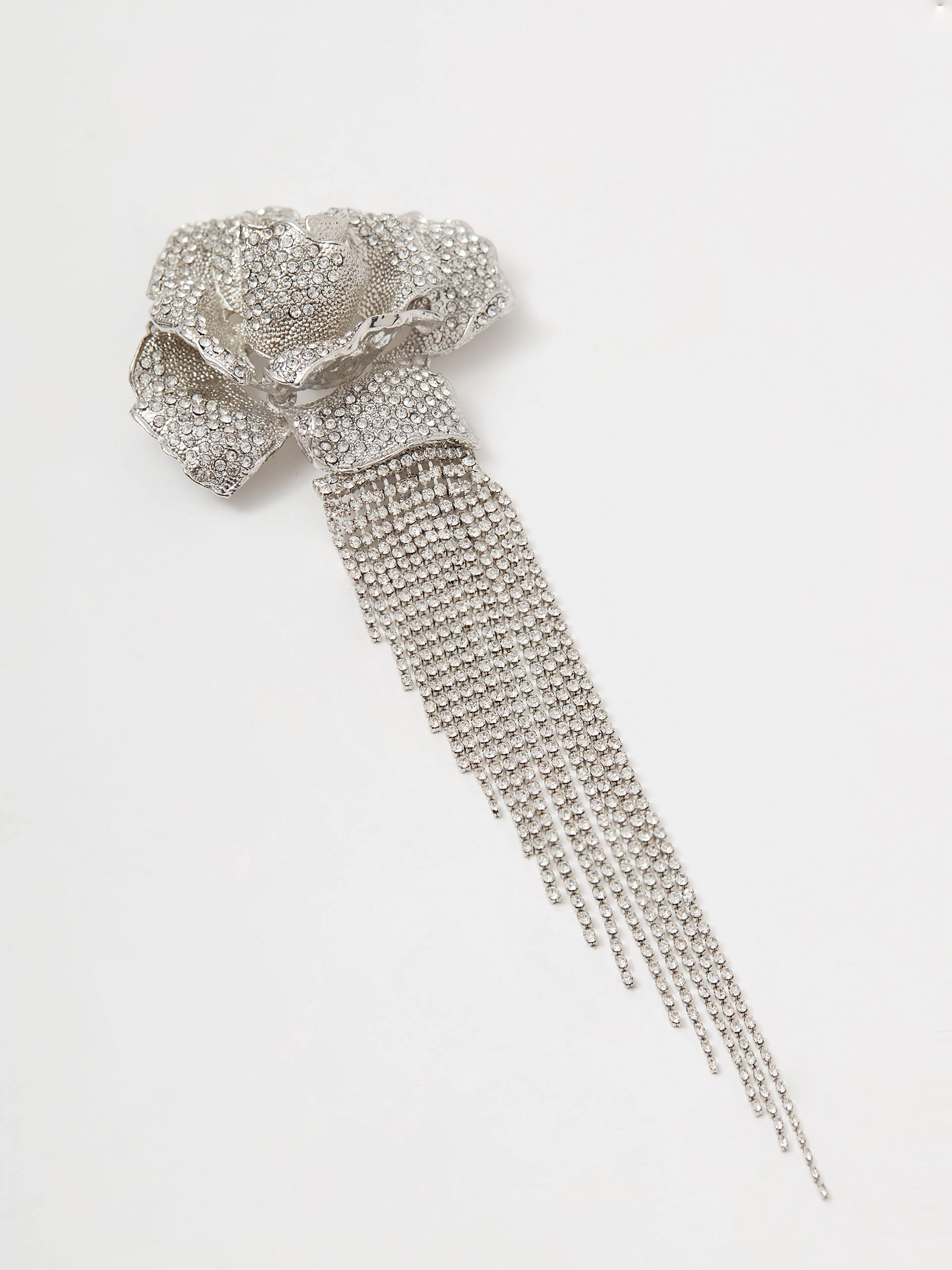 Elegant brooch with a rose and chains