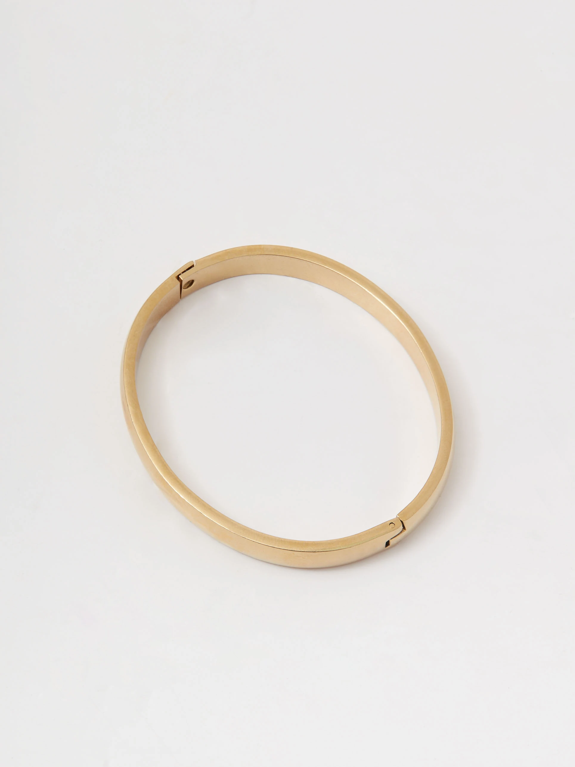Minimalist bracelet in a golden shade