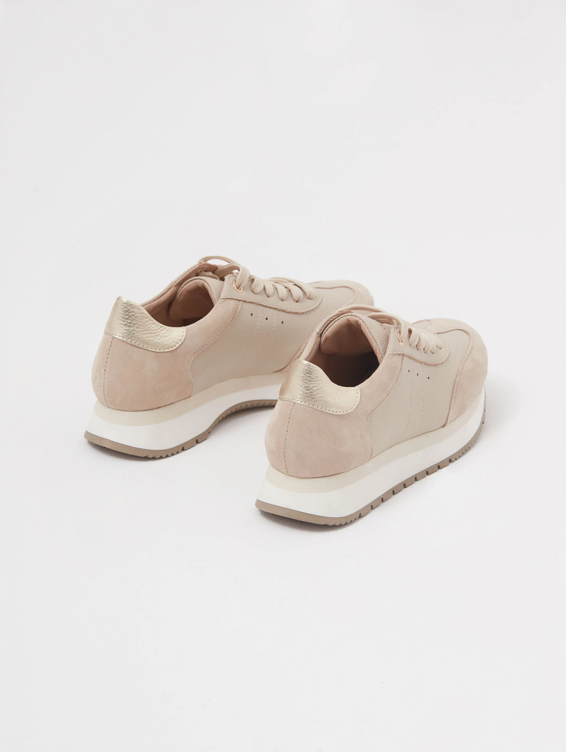 Beżowe skórzane sneakersy z miękkimi wkładkami