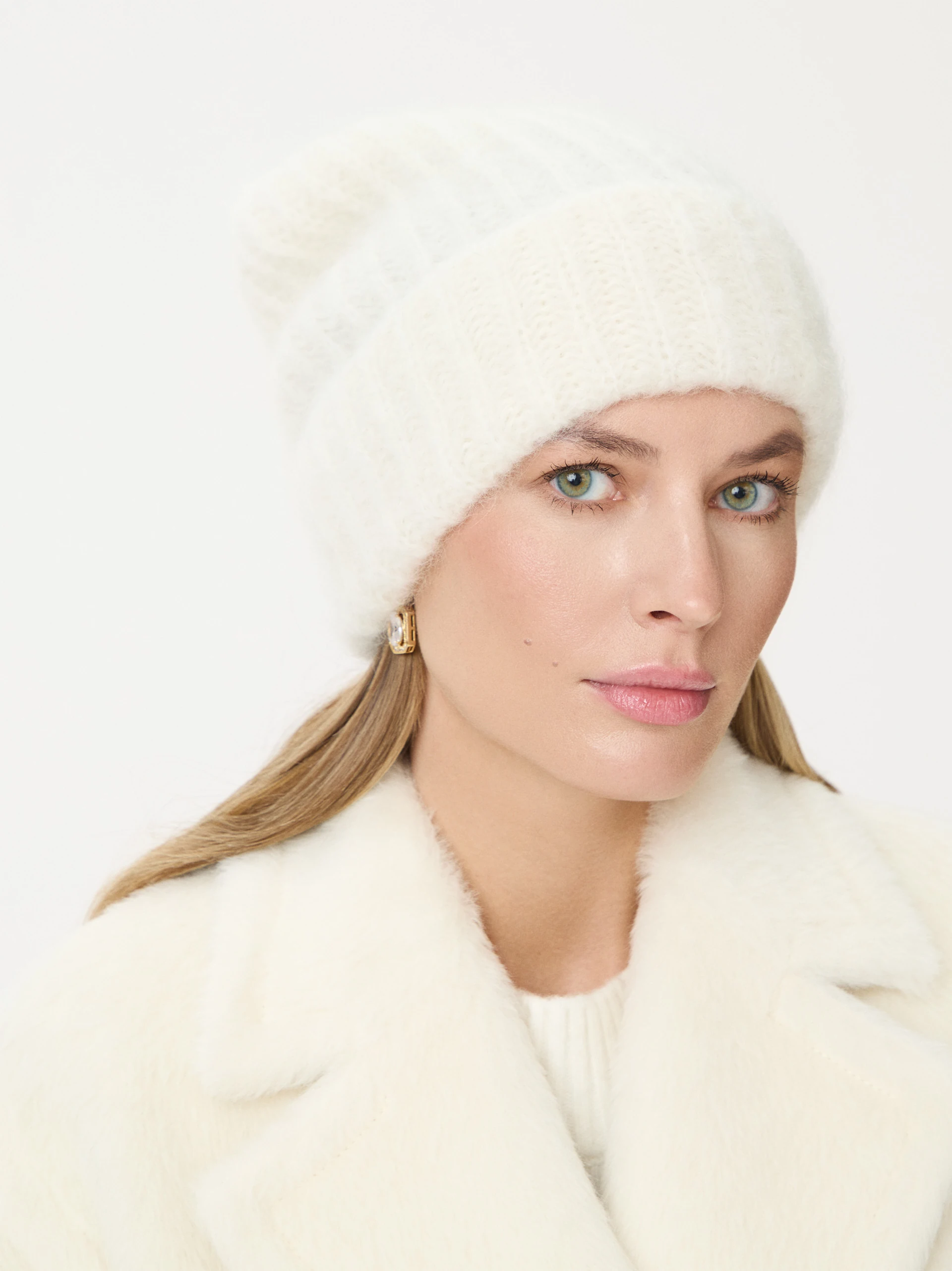 Beige hat with mohair