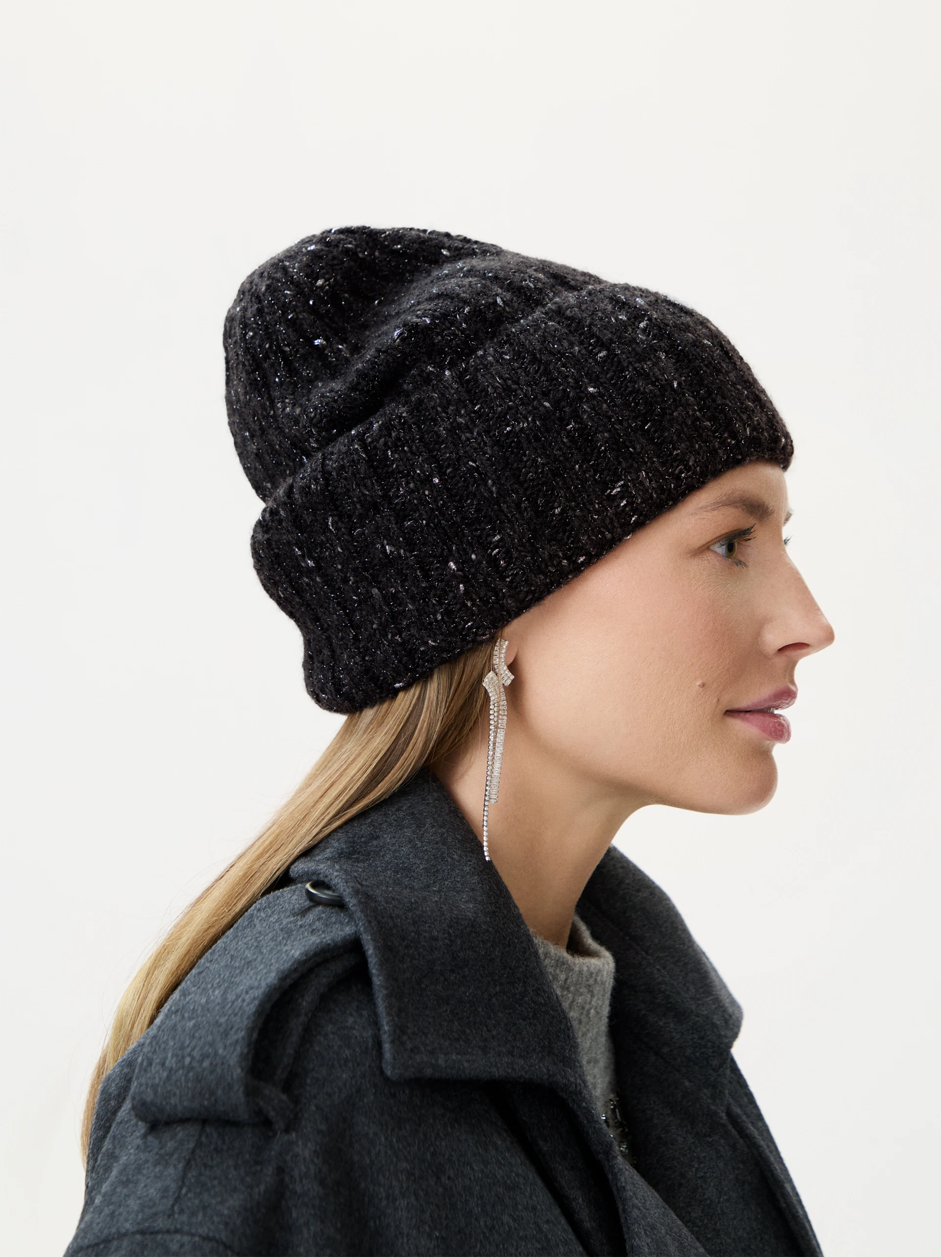 Black woolen hat with sequins