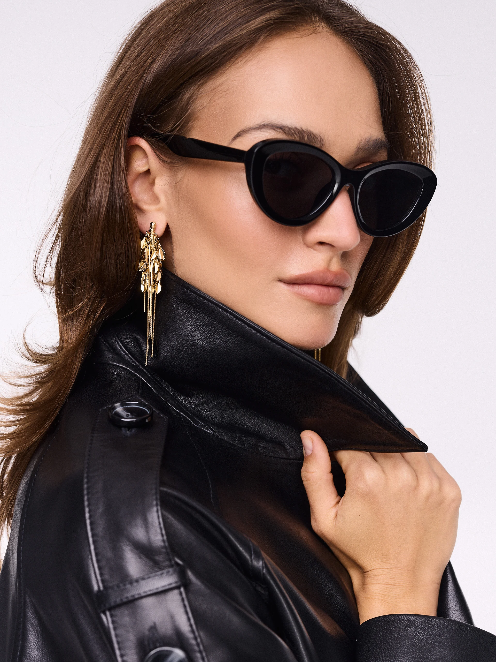 Long gold-plated earrings with elongated elements