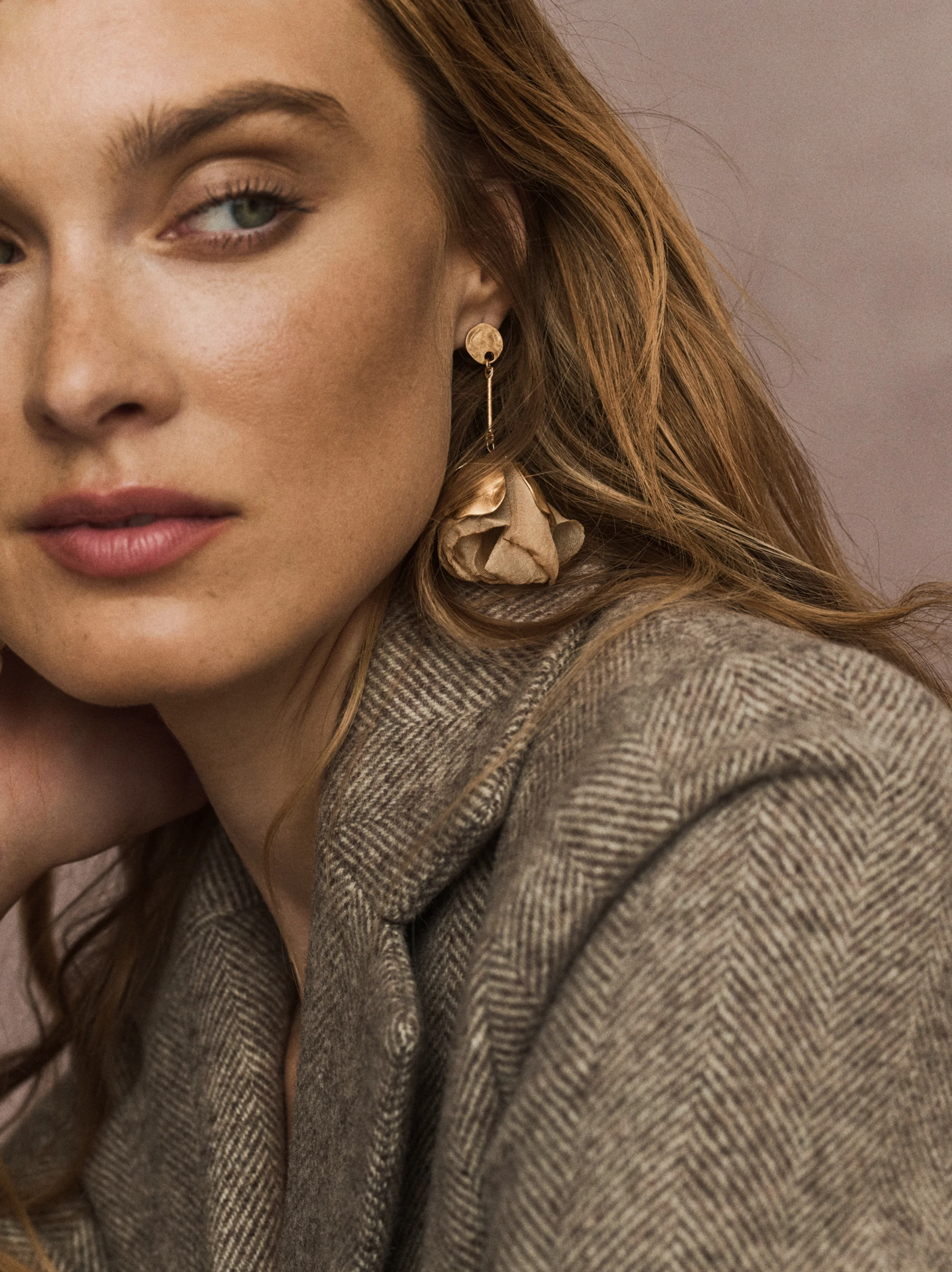 Chiffon earrings with beige flowers