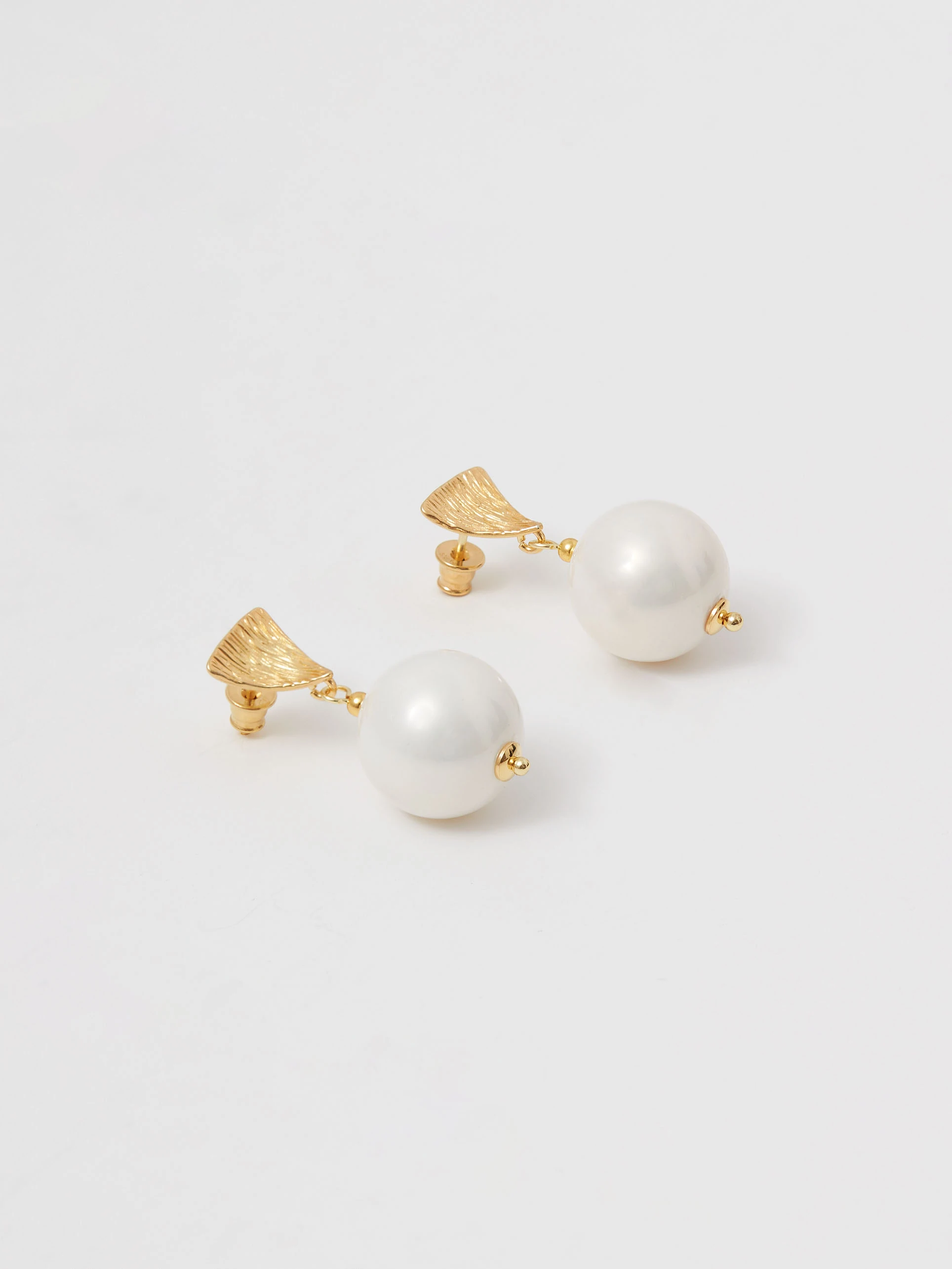 Gold-plated premium earrings with pearls
