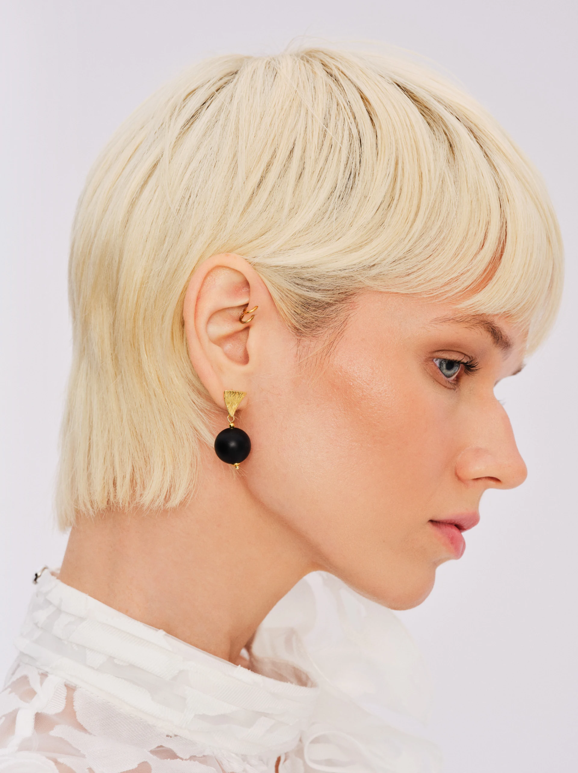 Gold-plated earrings with black onyx