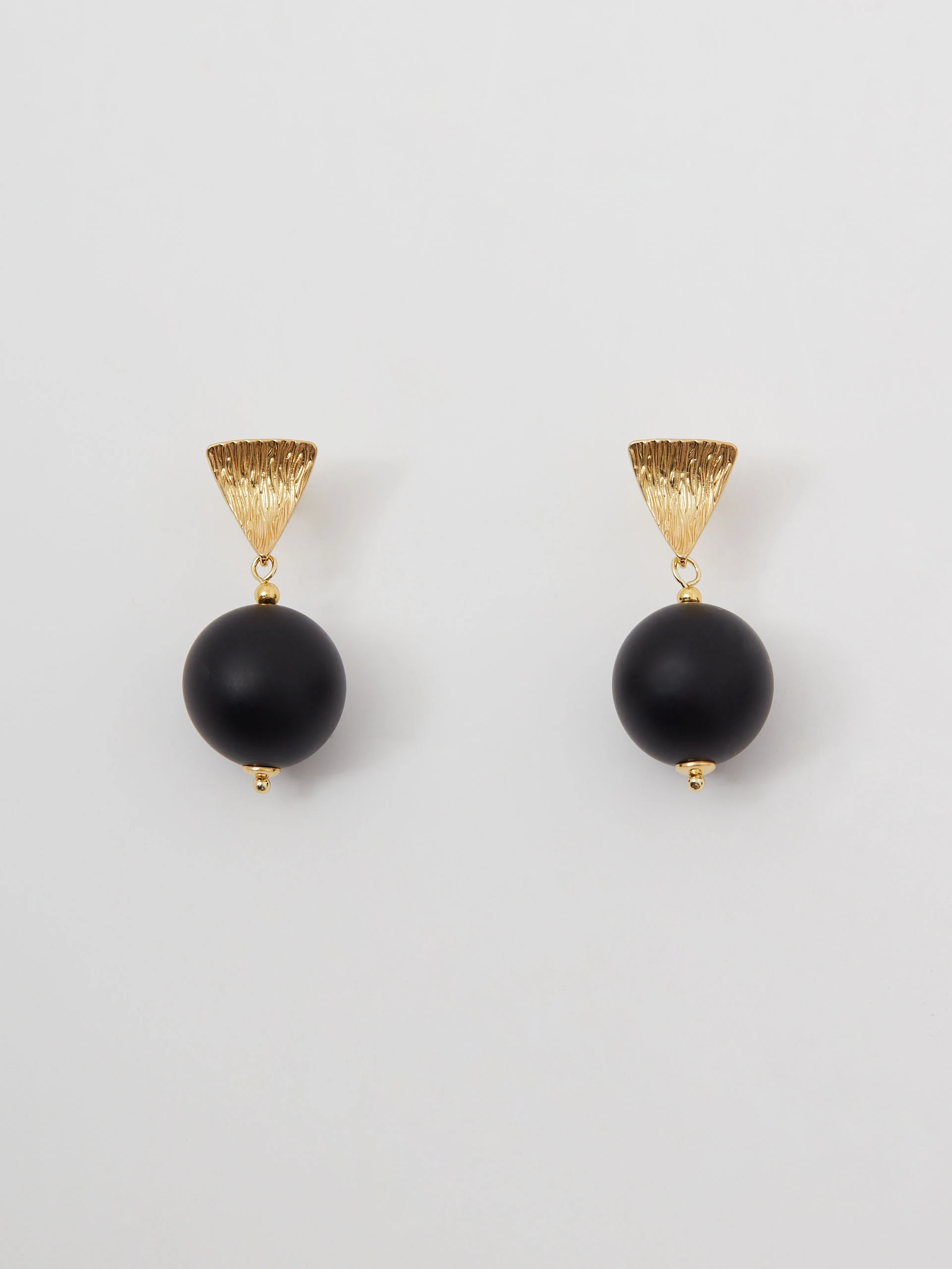 Gold-plated earrings with black onyx