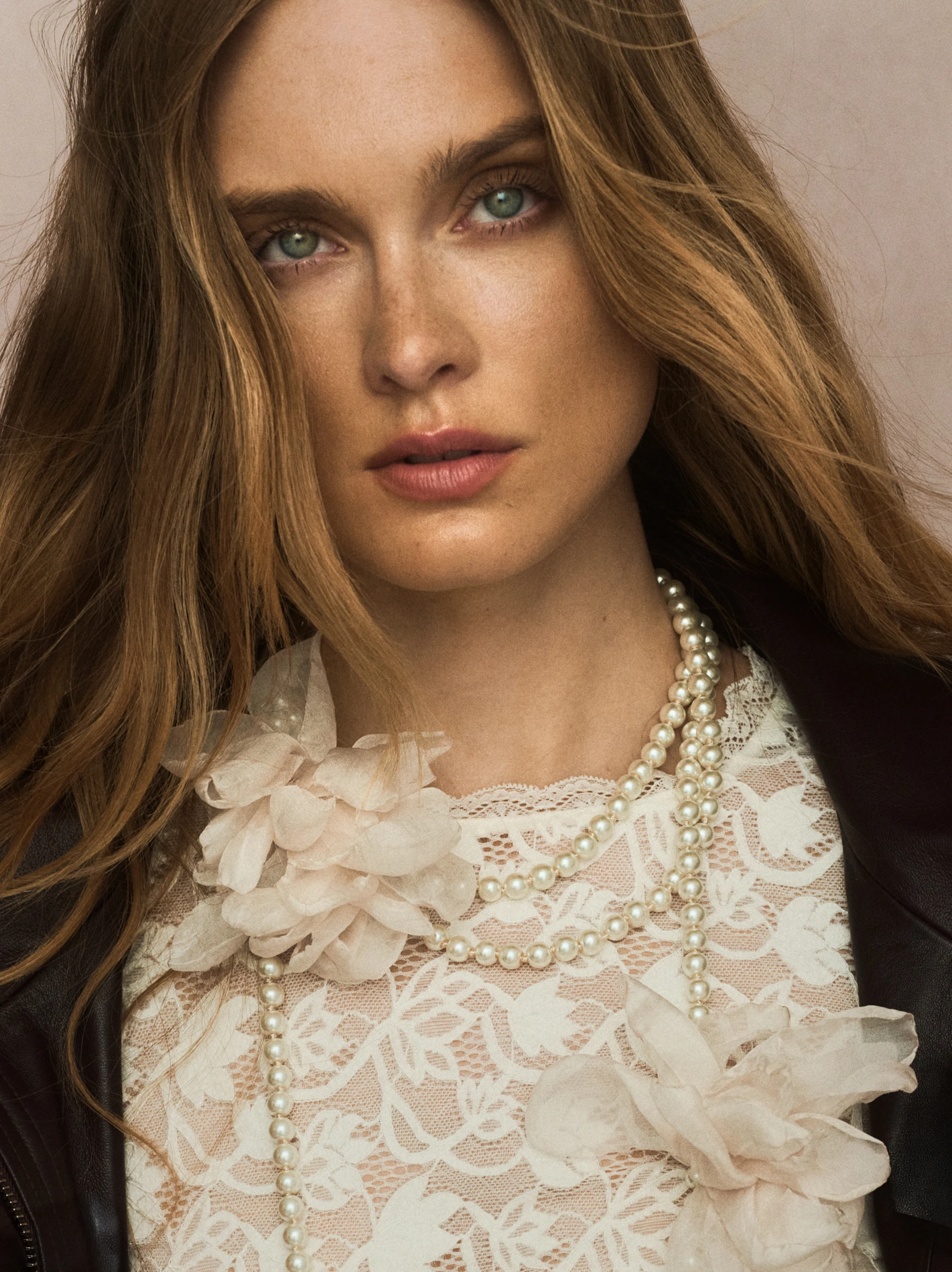 Long necklace made of glass pearls with a pink flower