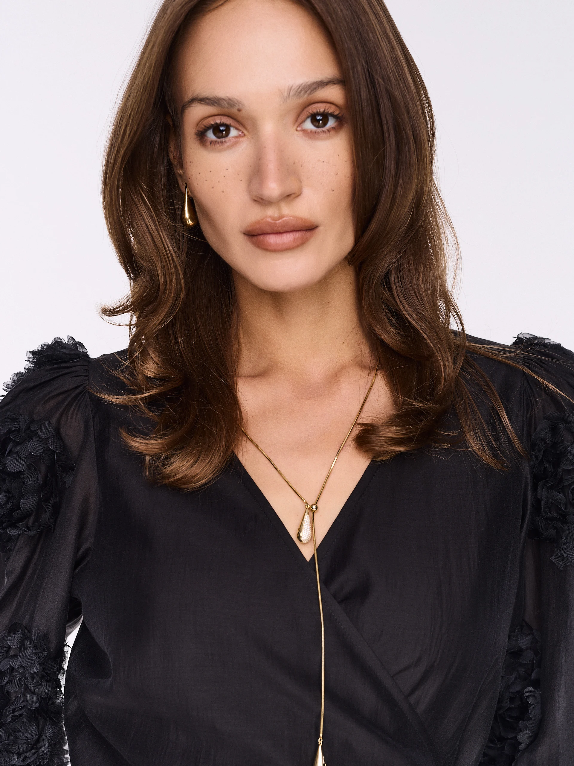 Tie necklace with drop pendants