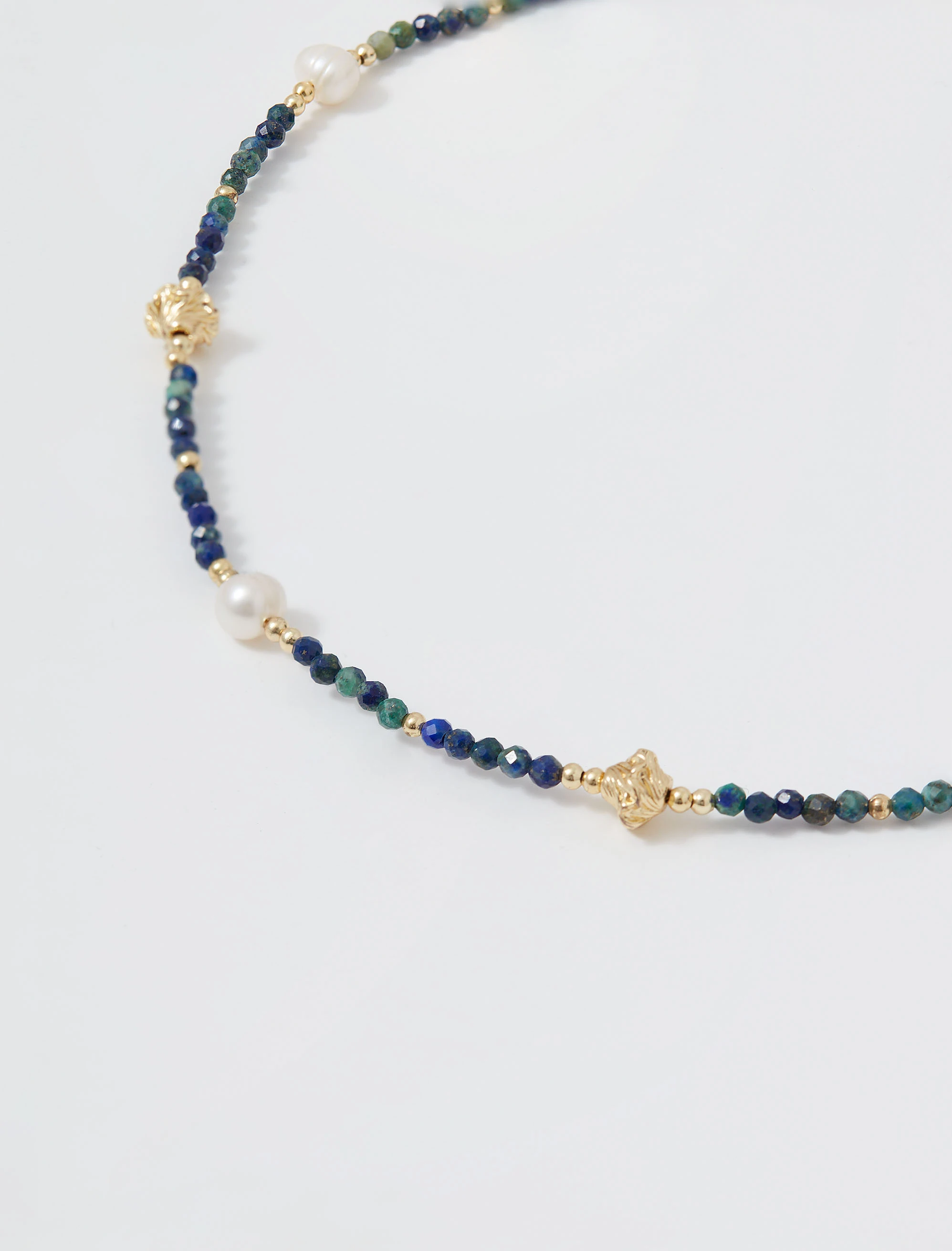 Short bead necklace with natural pearls