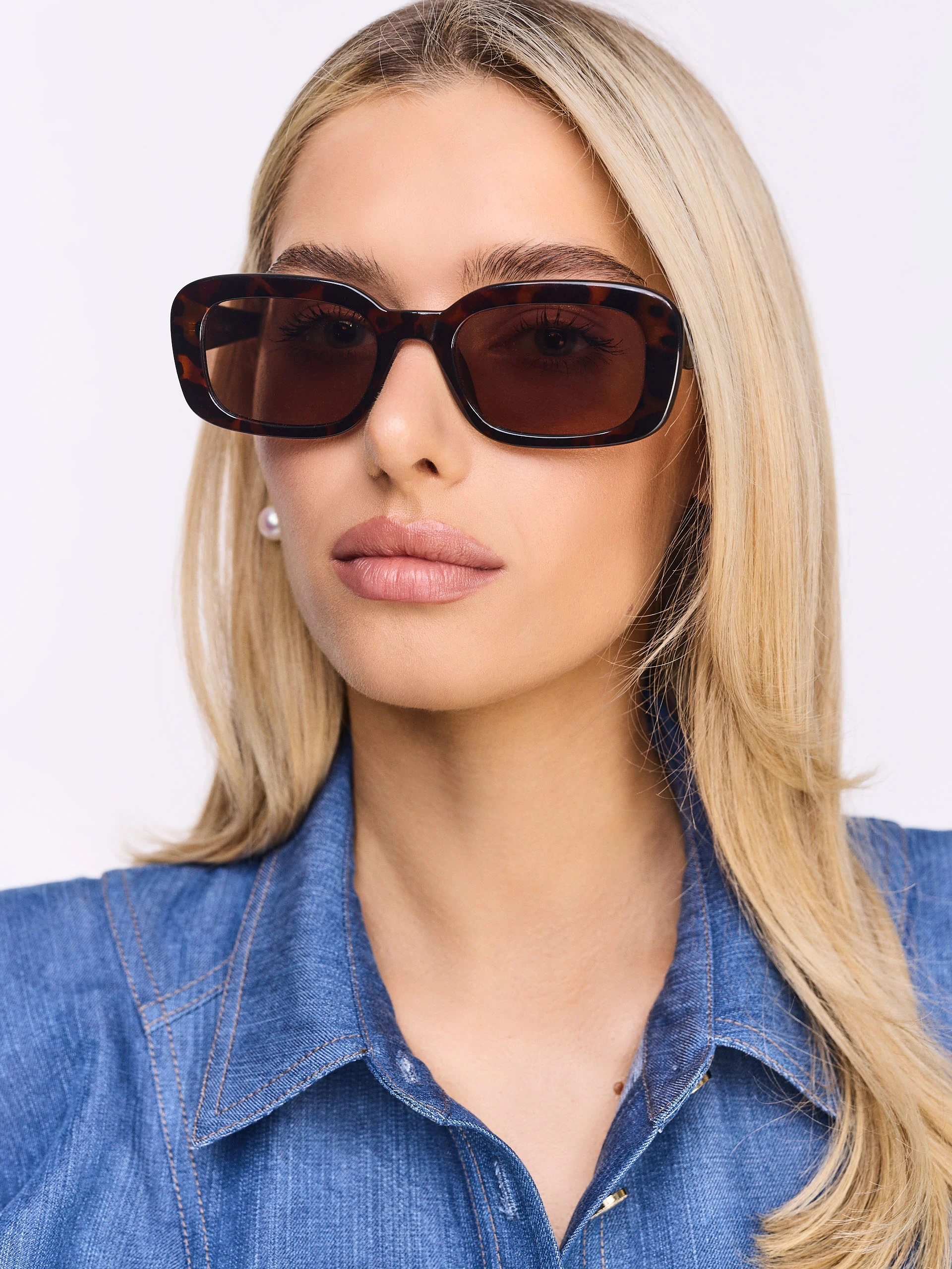 Sunglasses with rectangular frames
