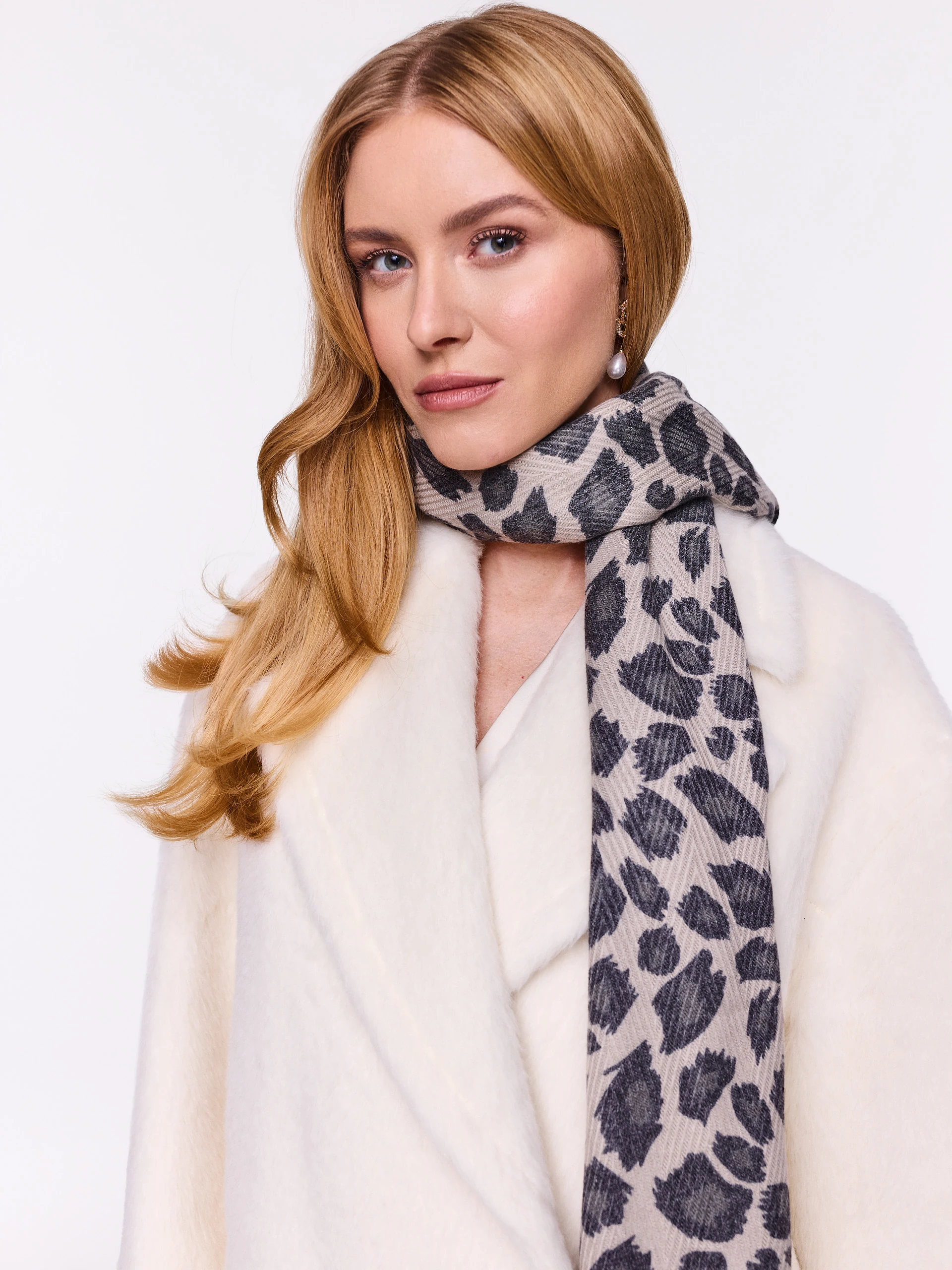 Elegant scarf with animal print wool
