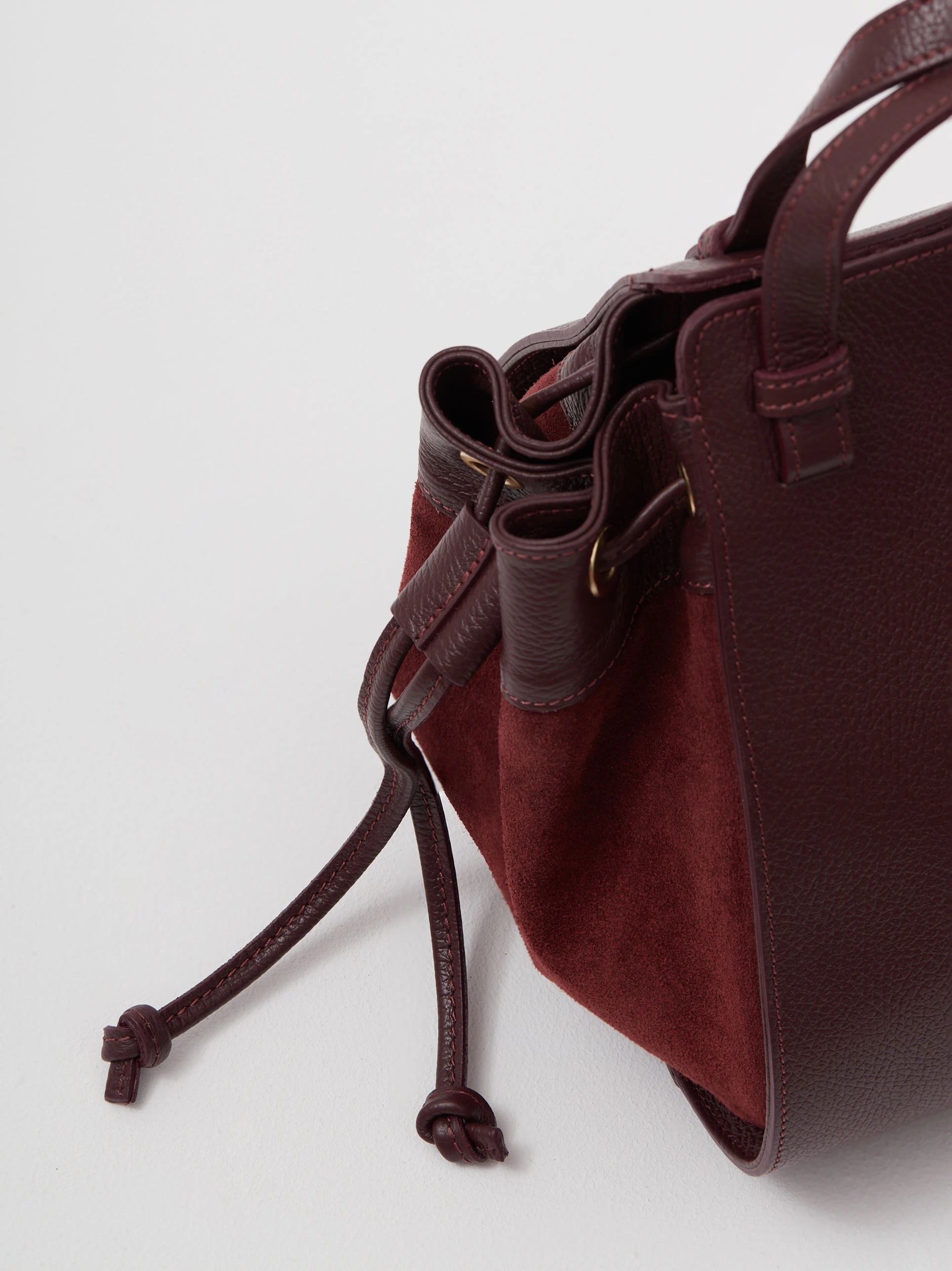 Burgundy leather handbag made of mixed materials