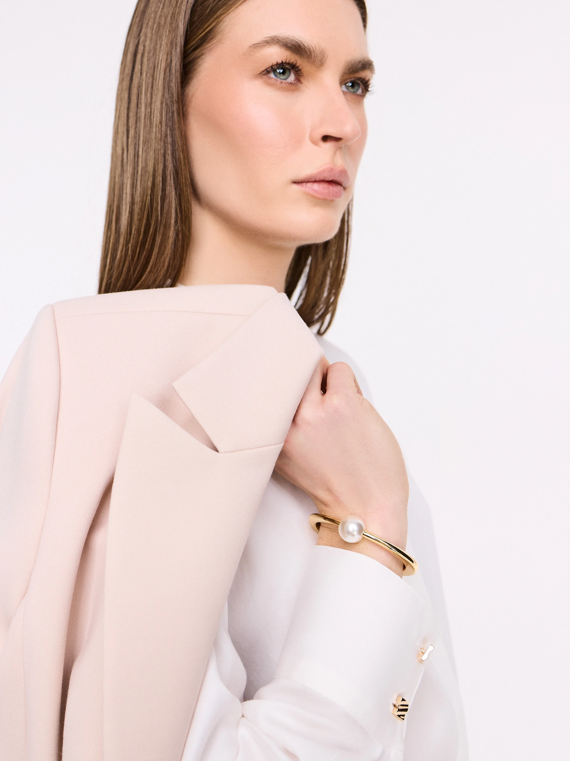 Gold-colored bracelet with pearl