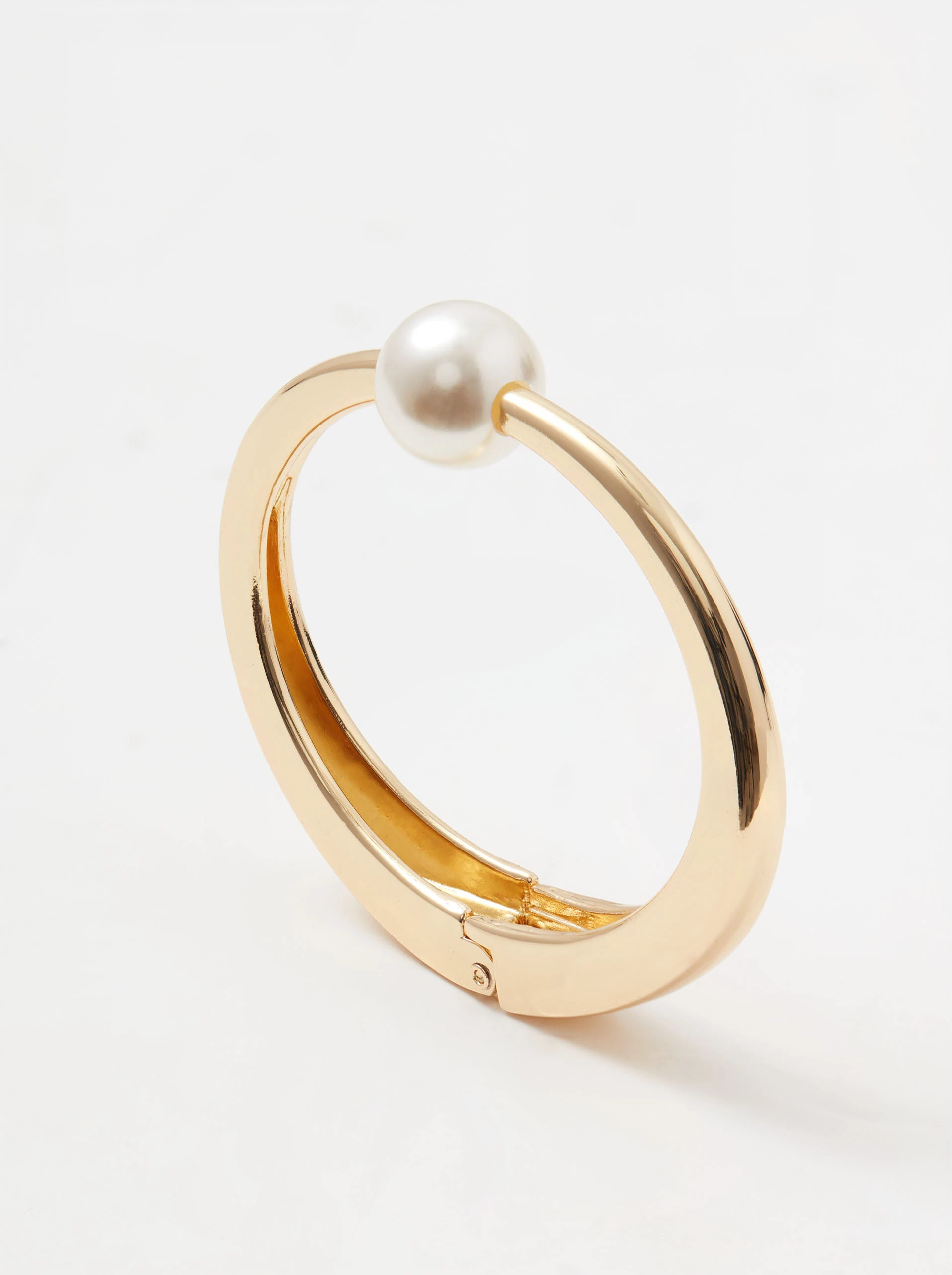 Gold-colored bracelet with pearl