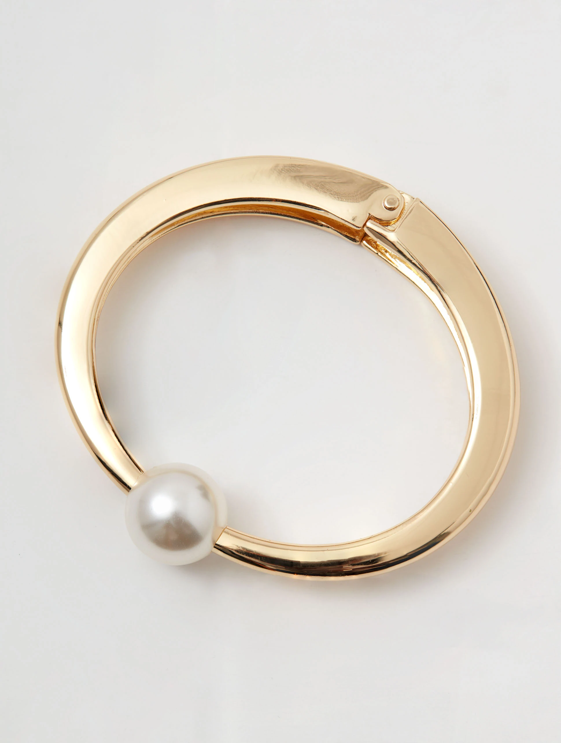 Gold-colored bracelet with pearl