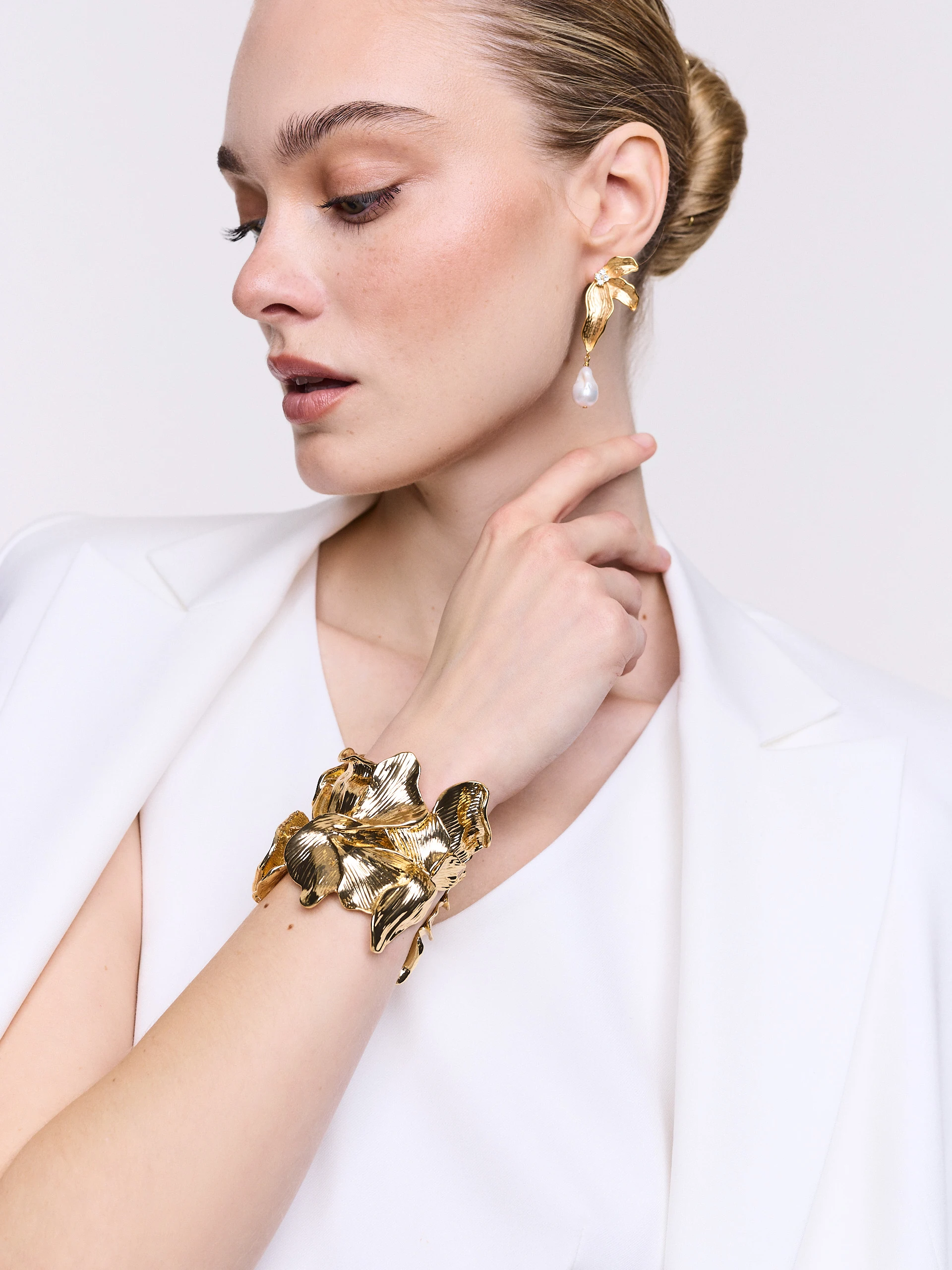 A unique bracelet with a floral motif