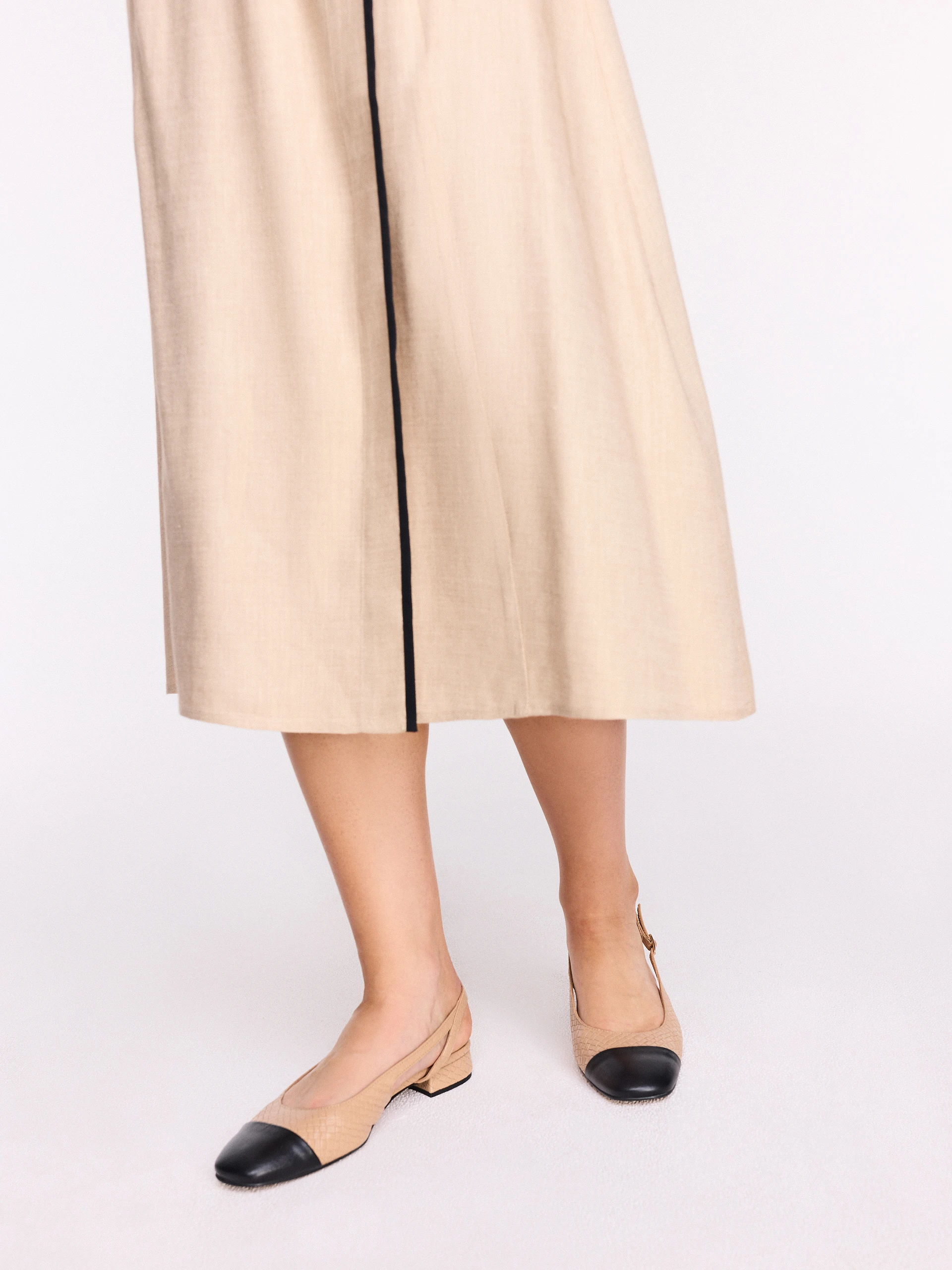 Flat leather slingback pumps