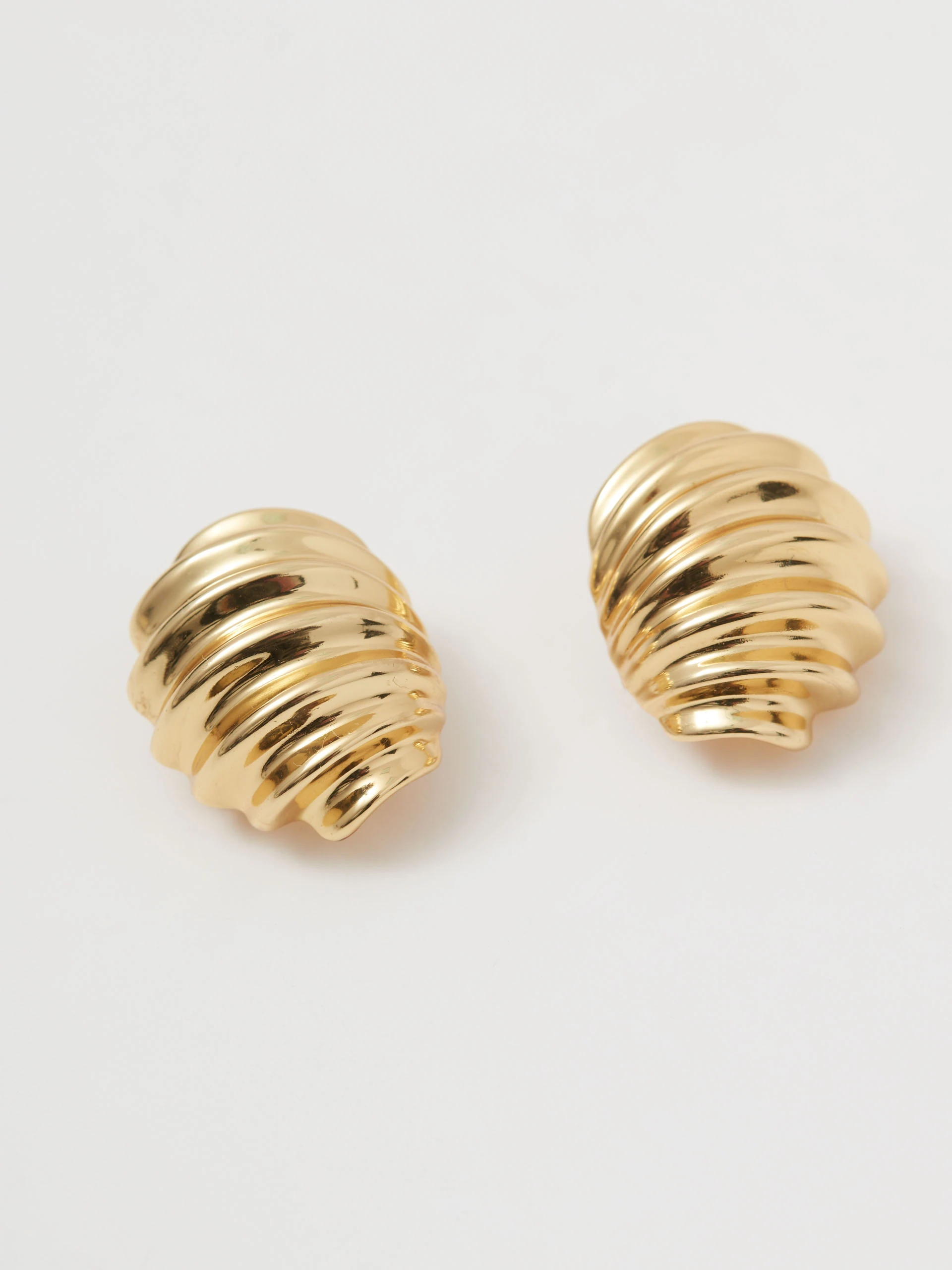 Gold-plated earrings with a ribbed finish