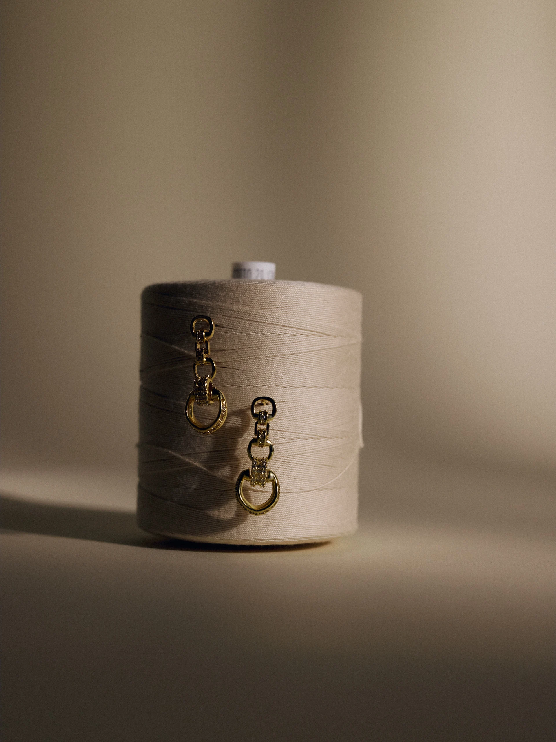 Gold-plated earrings with white zircons