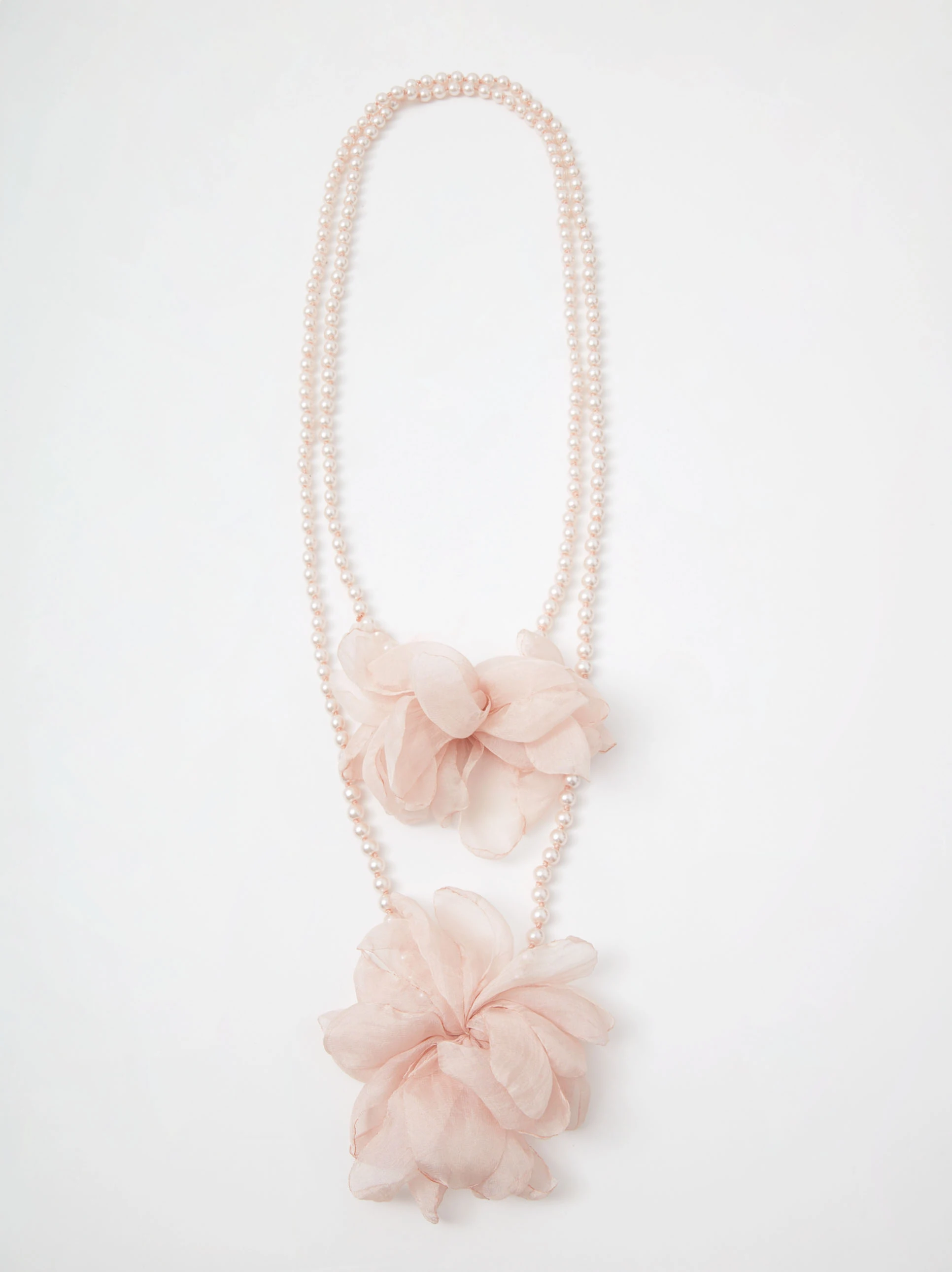 Light pink pearl necklace with flowers