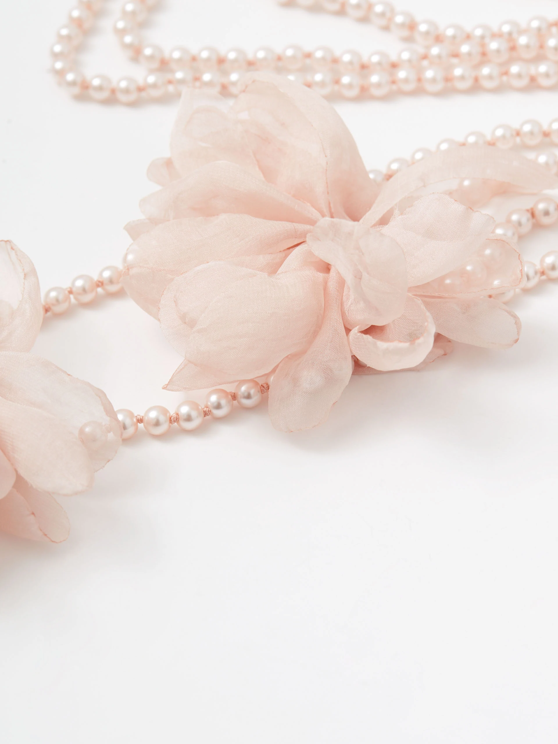 Light pink pearl necklace with flowers