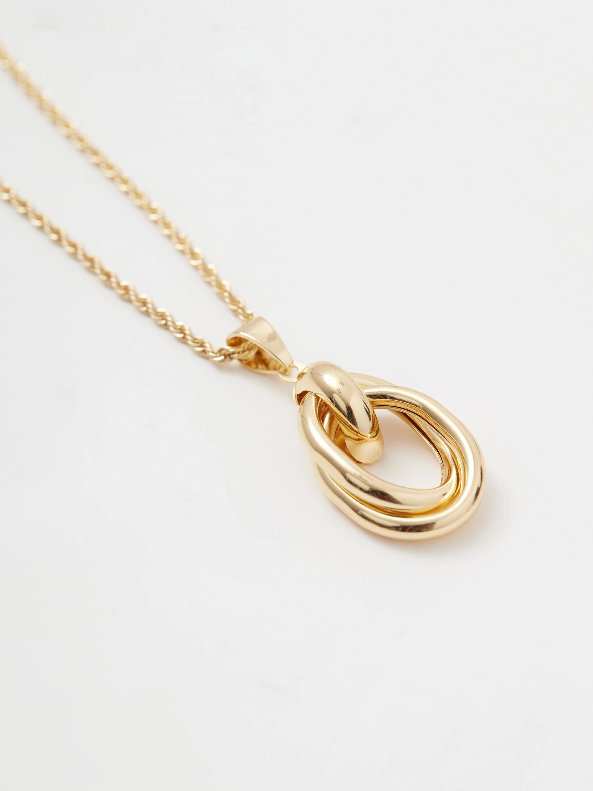 Gold-plated necklace with an elegant pendant