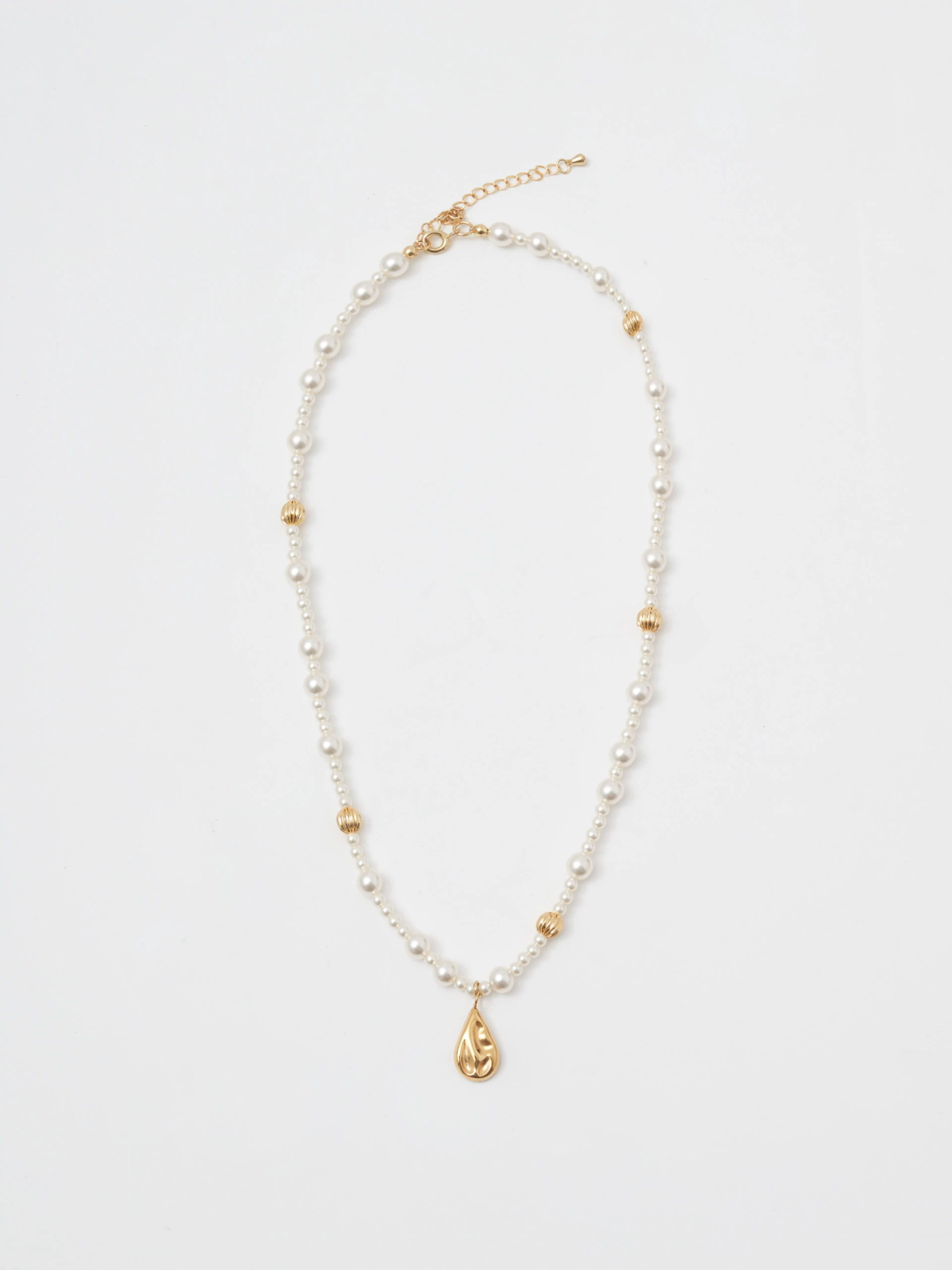 Pearl necklace with gold-plated pendant