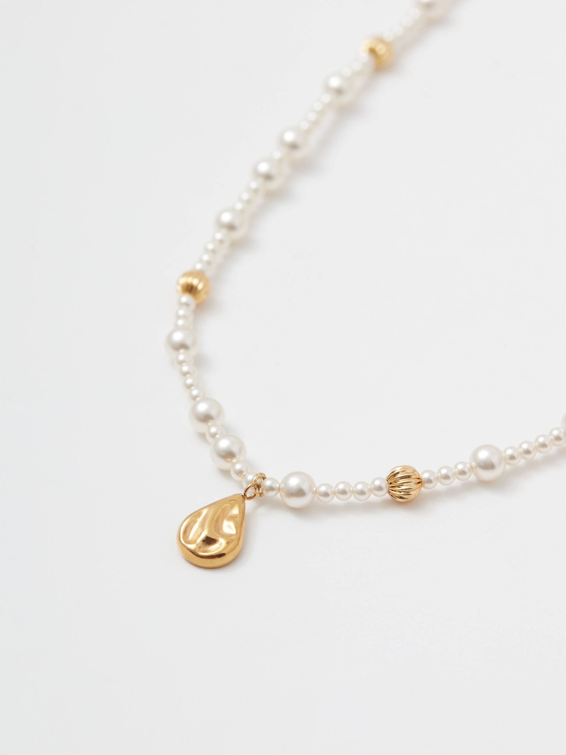 Pearl necklace with gold-plated pendant