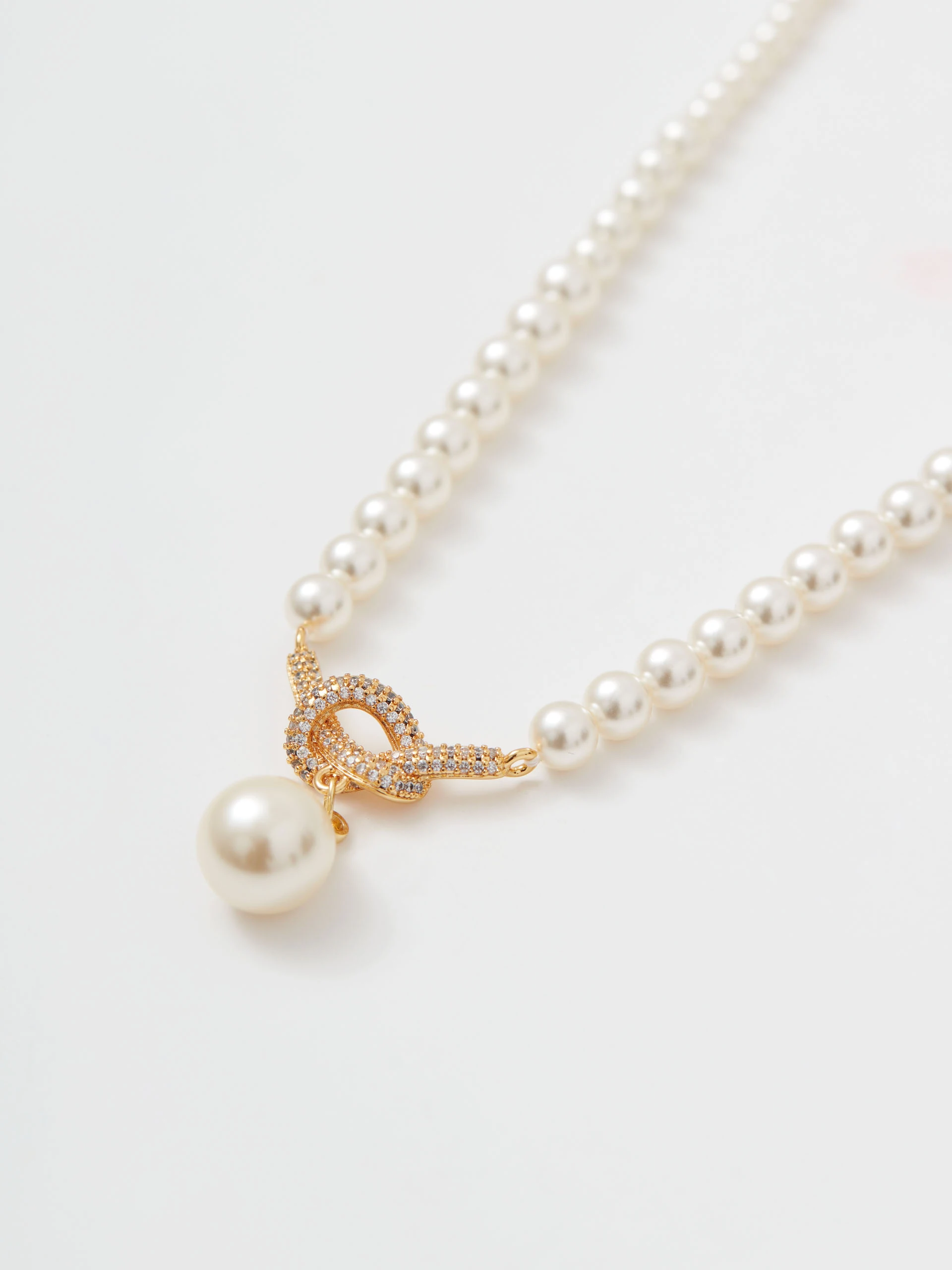 Pearl necklace with gold-plated pendant