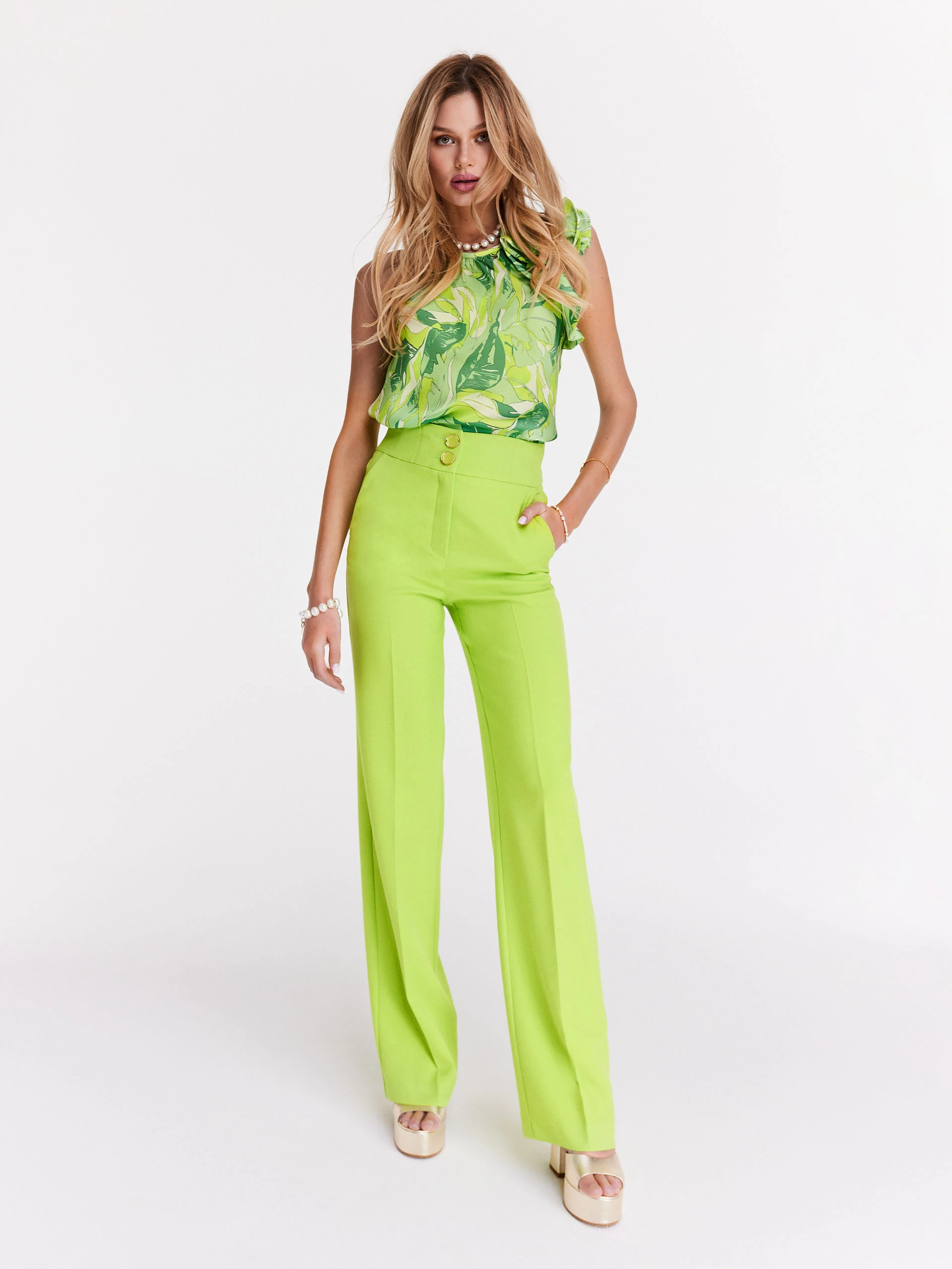 Sleeveless blouse with floral pattern