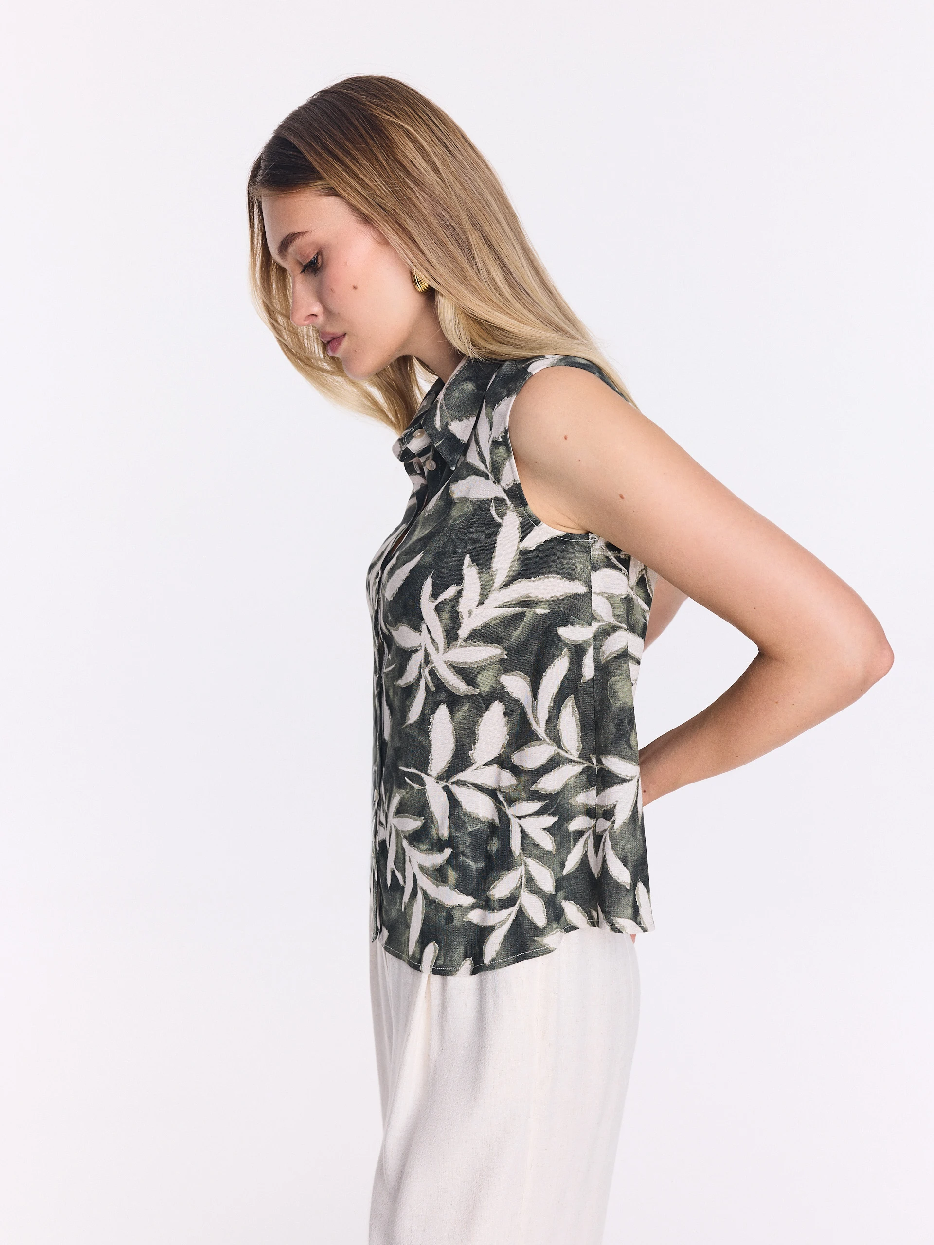 Sleeveless blouse with a floral print