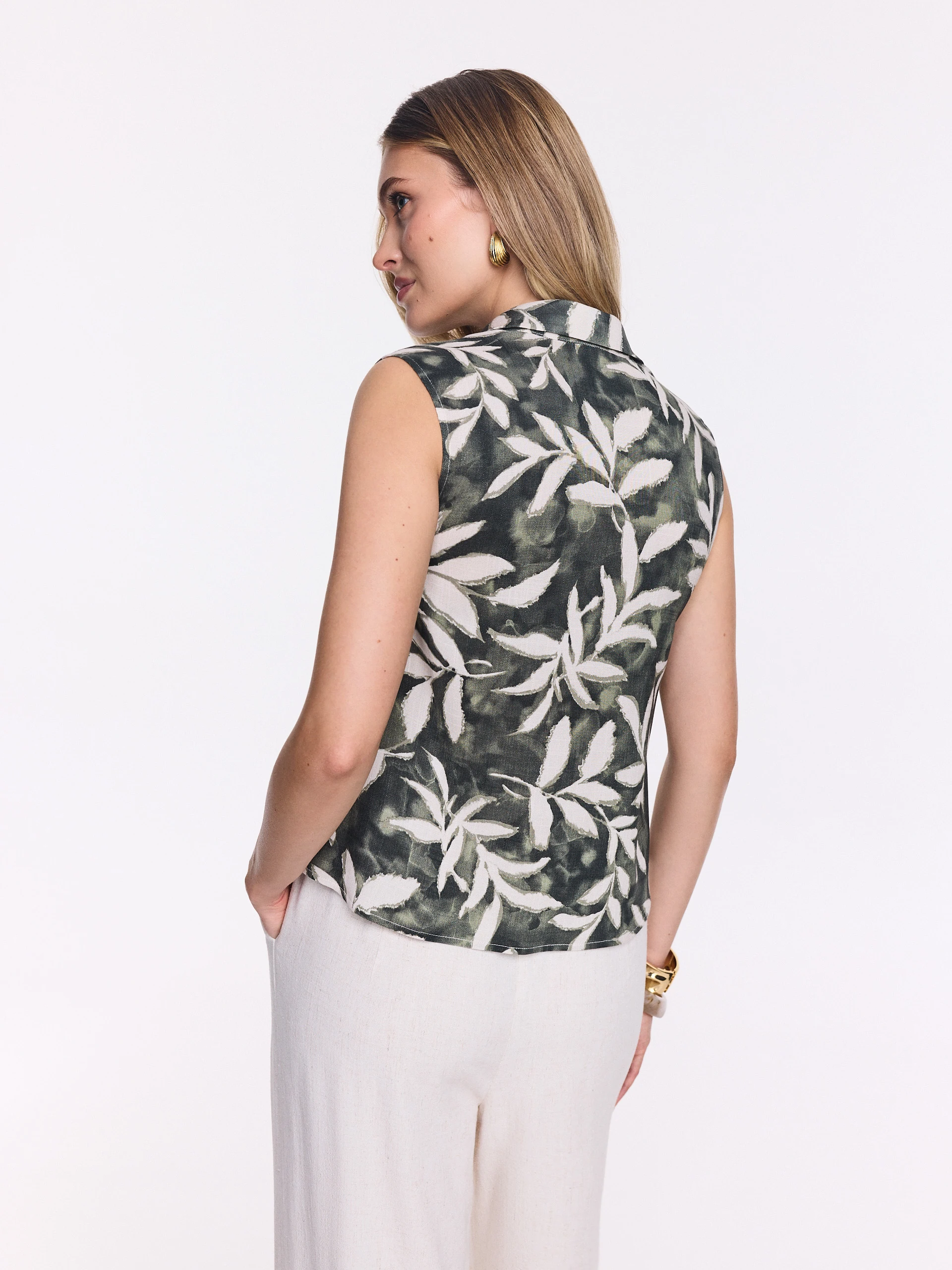 Sleeveless blouse with a floral print