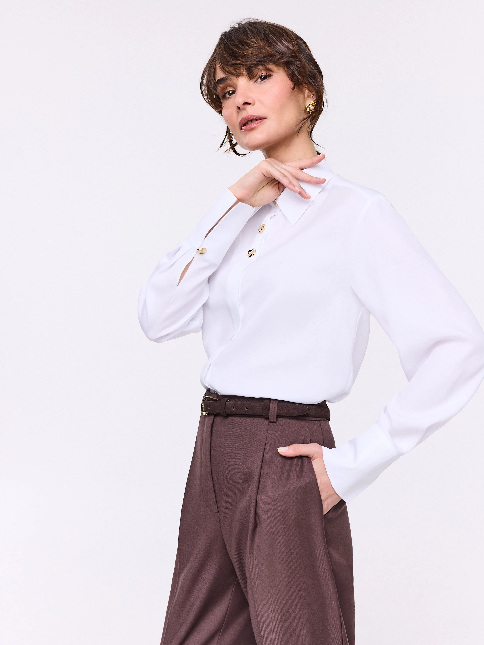 Elegancka biała koszula z guzikami w złotym kolorze
