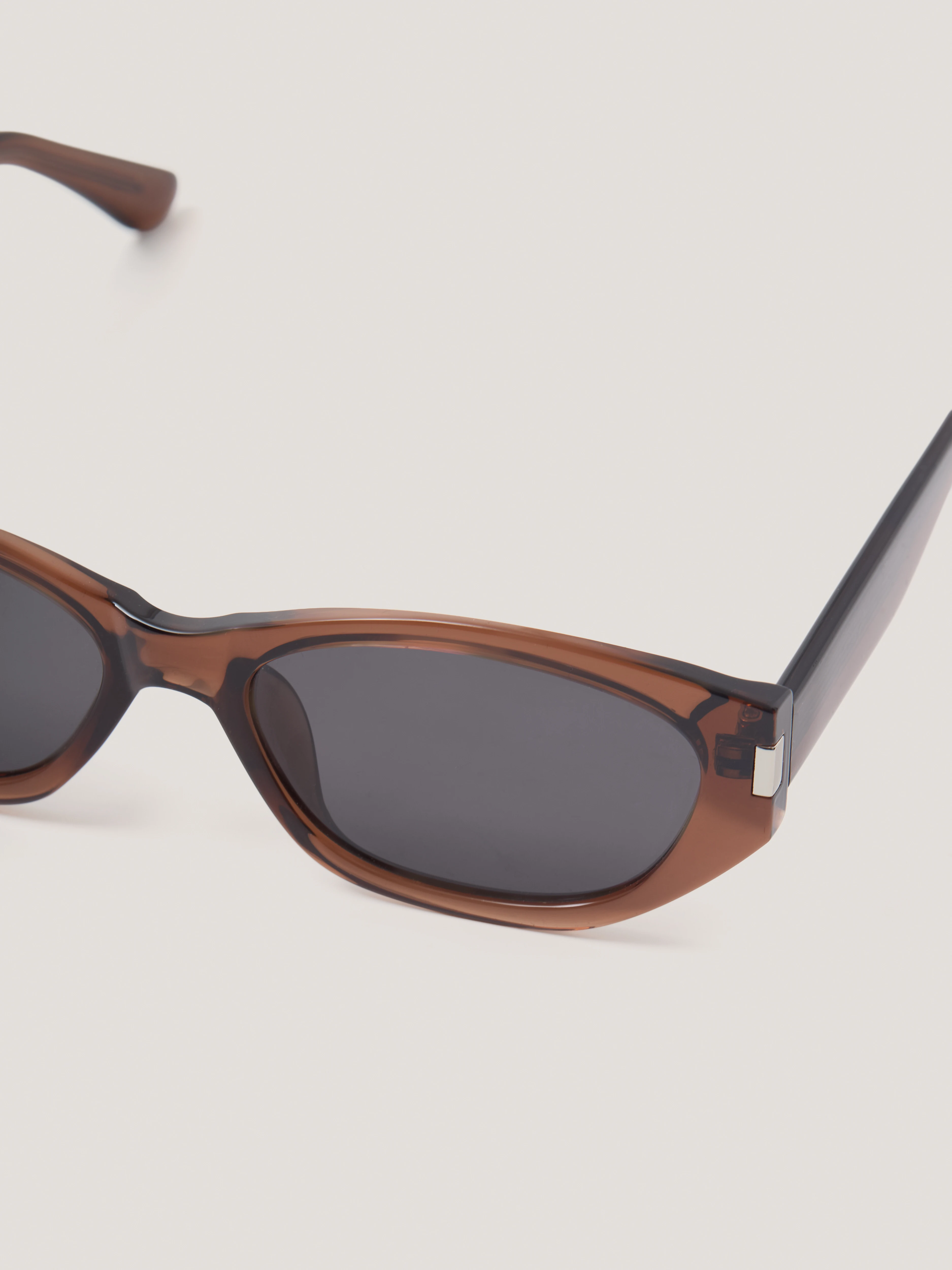 Brown oval-shaped sunglasses
