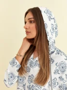 WHITE BLOUSE WITH BLUE PATTERN