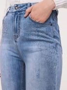 Thin bright denim pants decorated with rhinestones