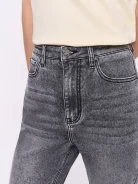 Szare spodnie mom jeans z wysokim stanem