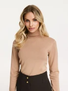 Beżowy sweter z golfem