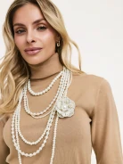 Beżowy sweter z golfem