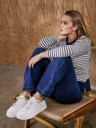 Białe sneakersy ze złotym zapiętkiem i perłowymi elementami