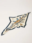 Jedwabna apaszka w wyjątkowy deseń