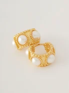 Elegant earrings with pearls