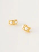 Elegant earrings with pearls