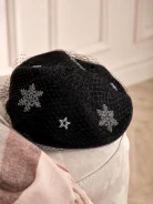 CZARNY BERET W GWIAZDKI