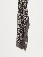 Elegant scarf with silk